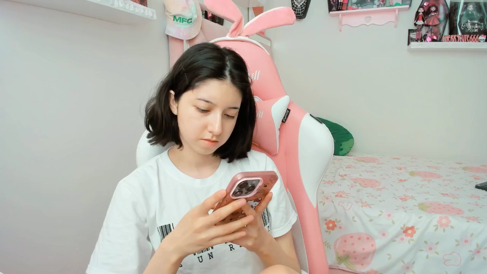 Gallery image thumbnail from Cherrycute666's myfreecams stream on, 04/08/2025, 18:21 image 11 of 20