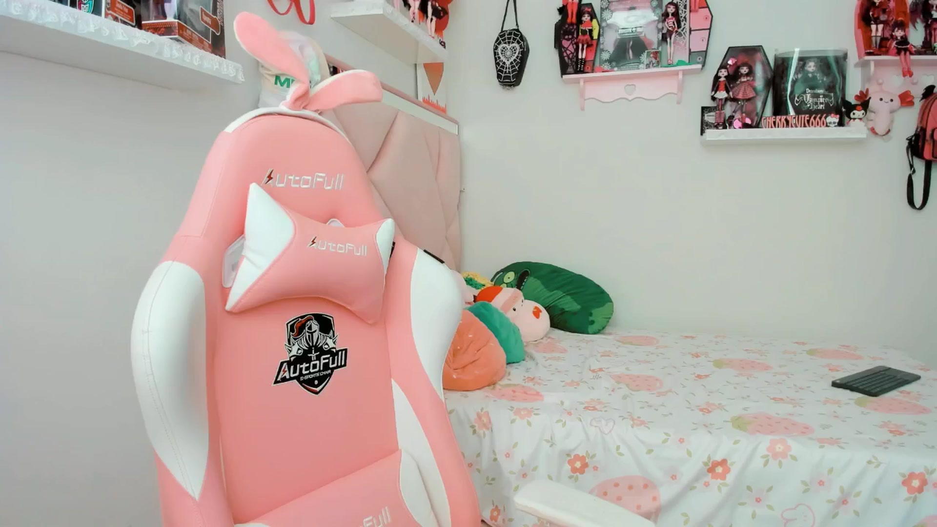 Gallery image thumbnail from Cherrycute666's myfreecams stream on, 04/08/2025, 18:21 image 2 of 20