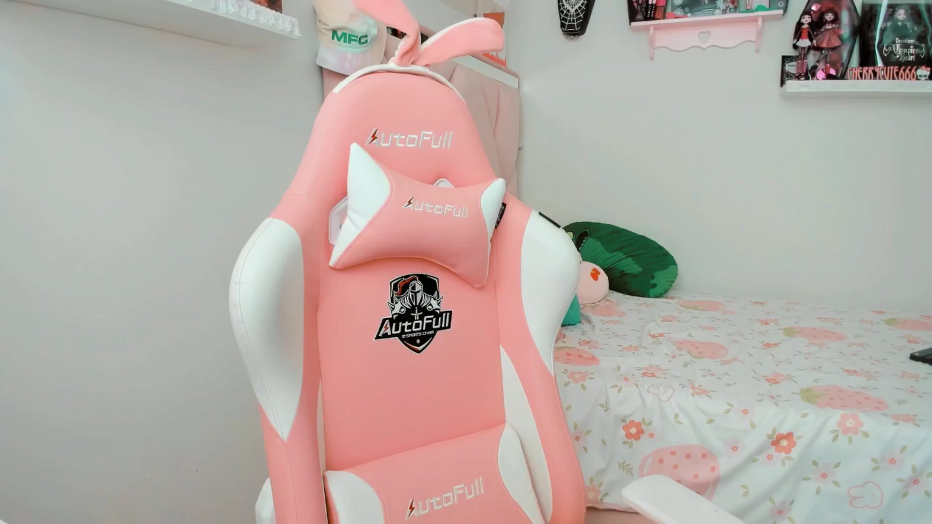 Gallery image thumbnail from Cherrycute666's myfreecams stream on, 04/08/2025, 18:21 image 14 of 20
