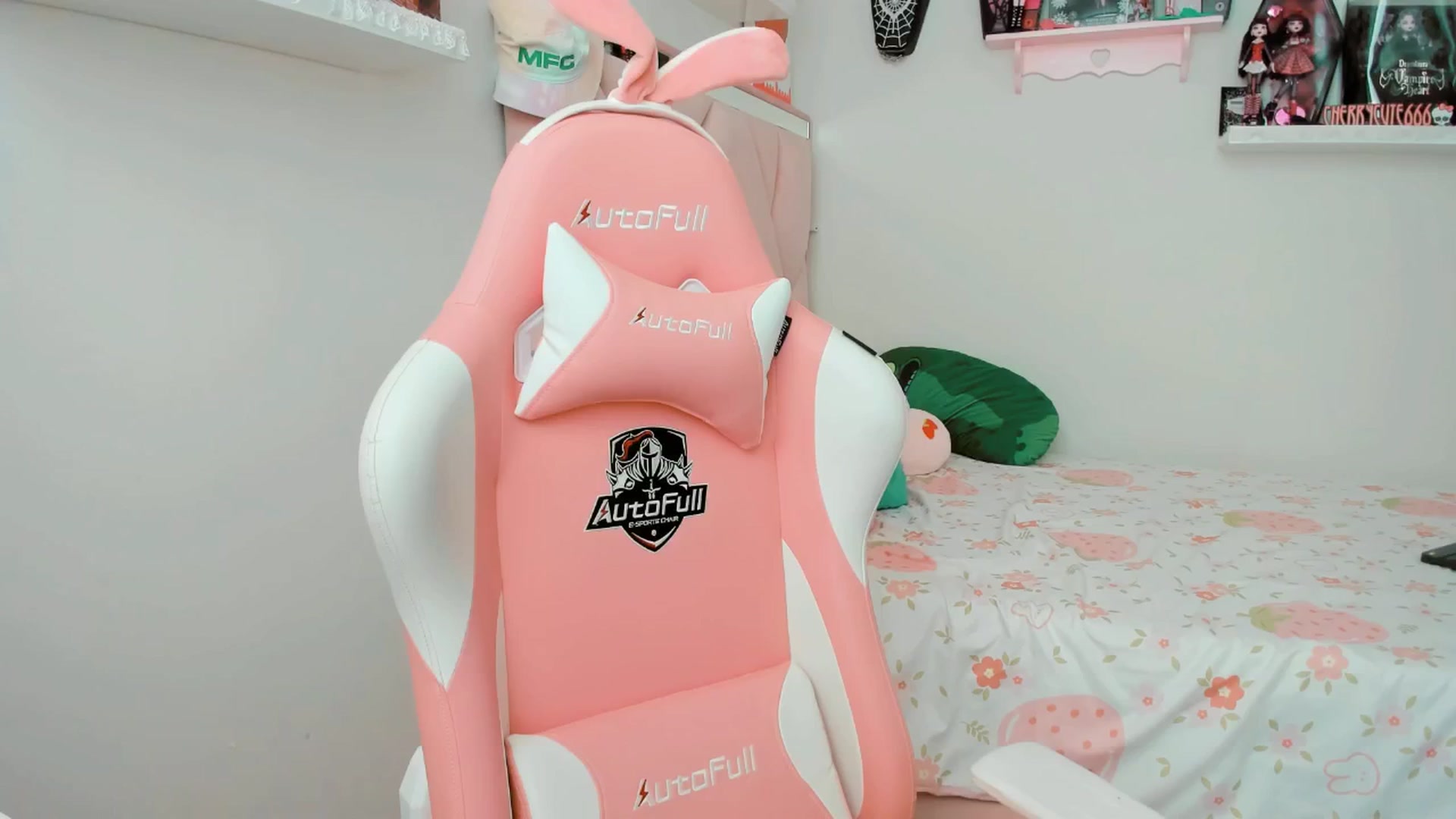 Gallery image thumbnail from Cherrycute666's myfreecams stream on, 04/08/2025, 18:21 image 16 of 20
