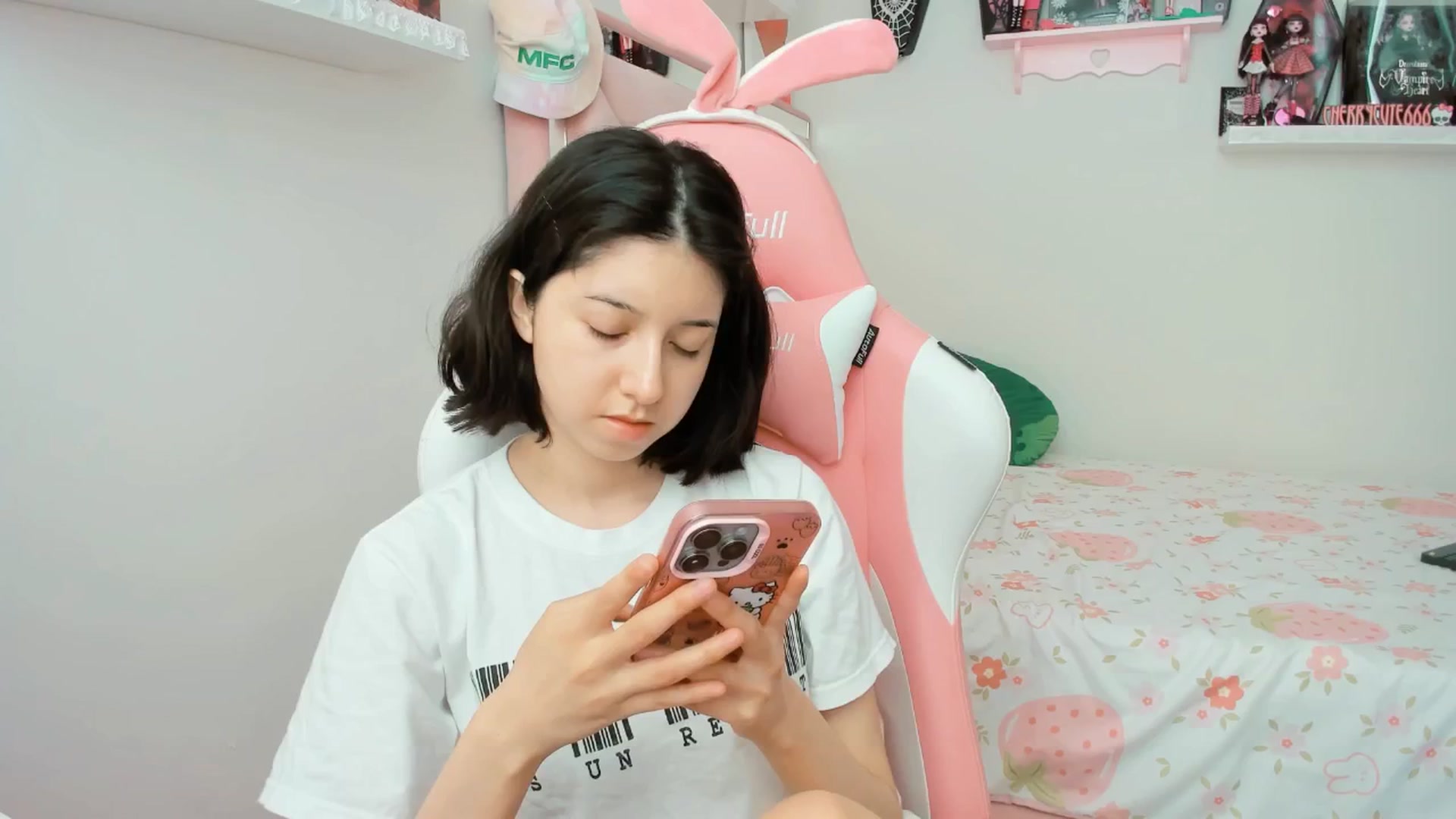 Gallery image thumbnail from Cherrycute666's myfreecams stream on, 04/08/2025, 18:21 image 10 of 20