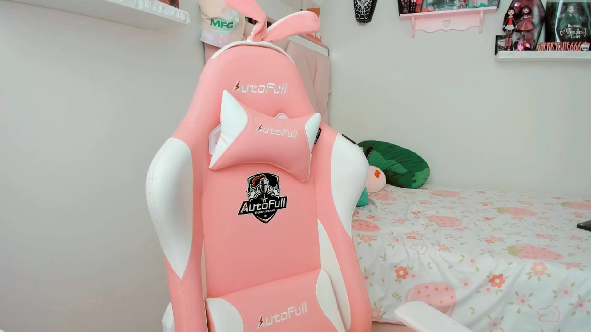 Gallery image thumbnail from Cherrycute666's myfreecams stream on, 04/08/2025, 18:21 image 19 of 20