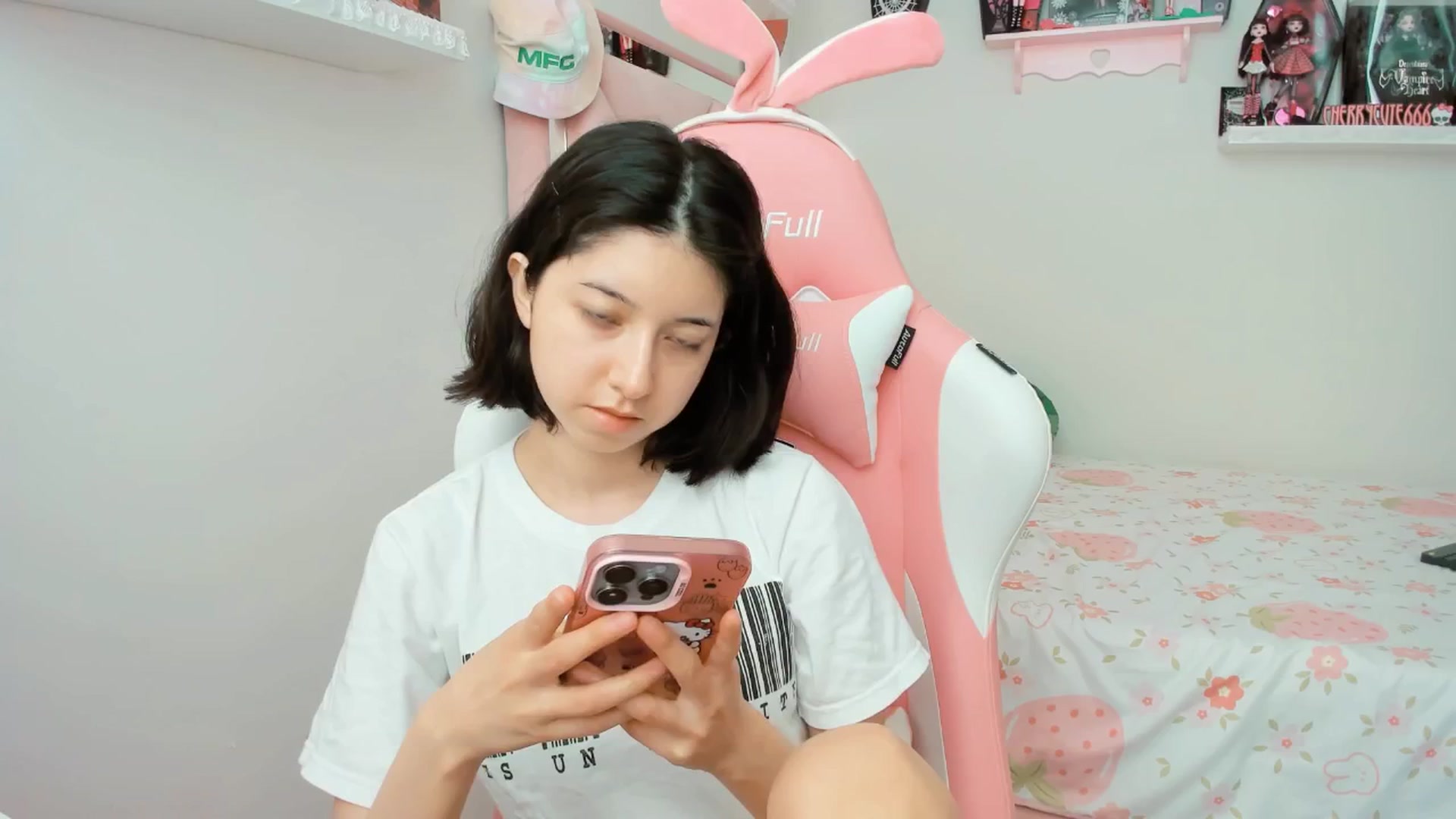 Gallery image thumbnail from Cherrycute666's myfreecams stream on, 04/08/2025, 18:21 image 9 of 20