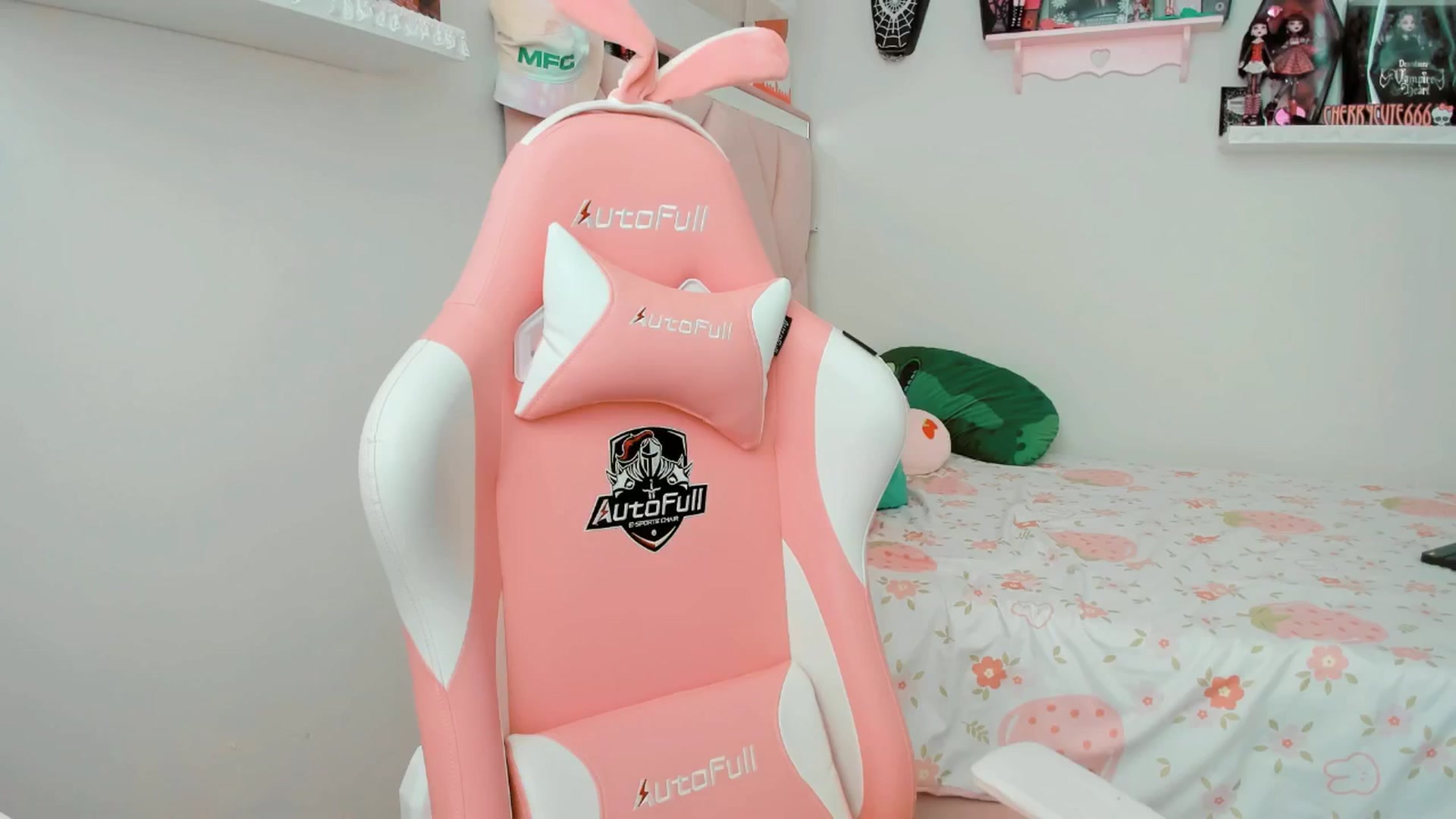 Gallery image thumbnail from Cherrycute666's myfreecams stream on, 04/08/2025, 18:21 image 18 of 20