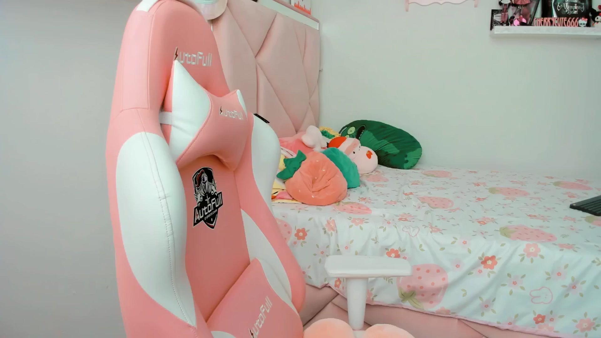 Gallery image thumbnail from Cherrycute666's myfreecams stream on, 04/08/2025, 19:44 image 8 of 20