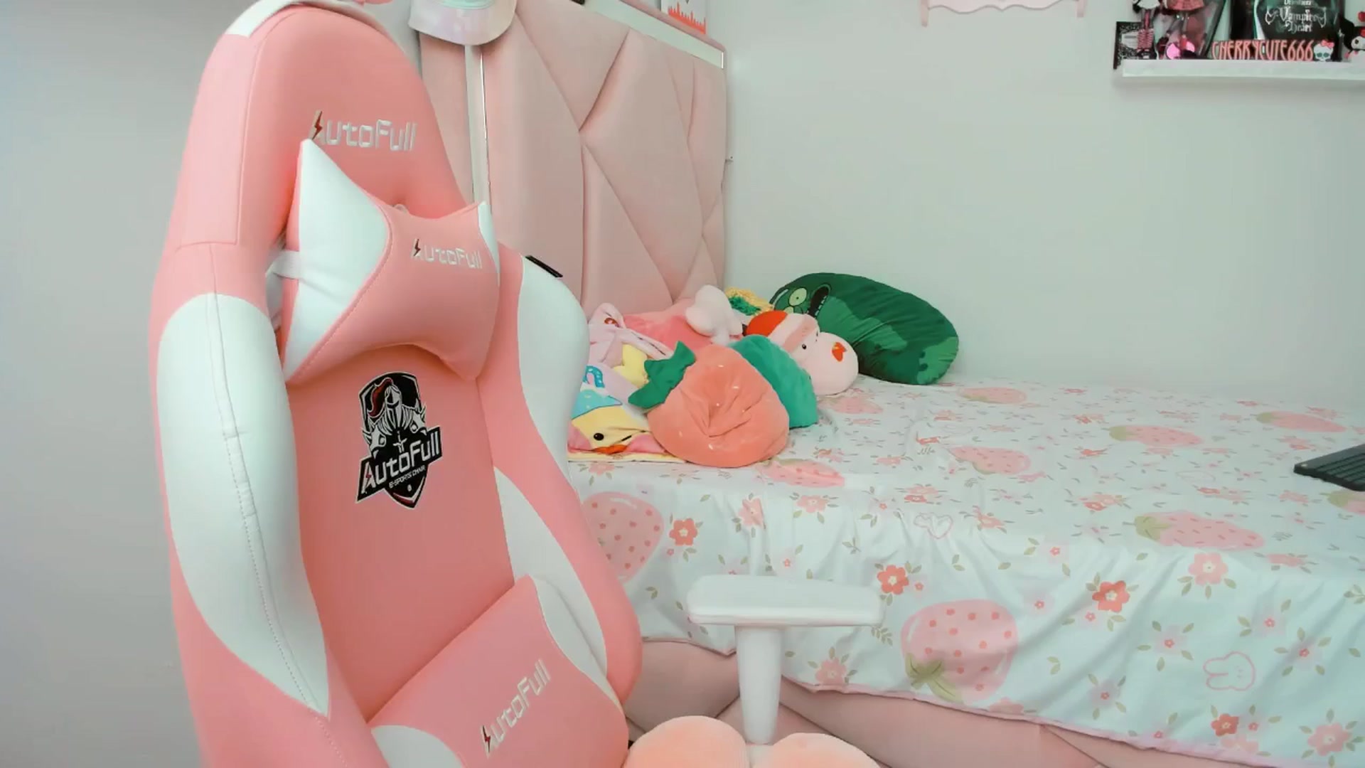 Gallery image thumbnail from Cherrycute666's myfreecams stream on, 04/08/2025, 19:44 image 15 of 20