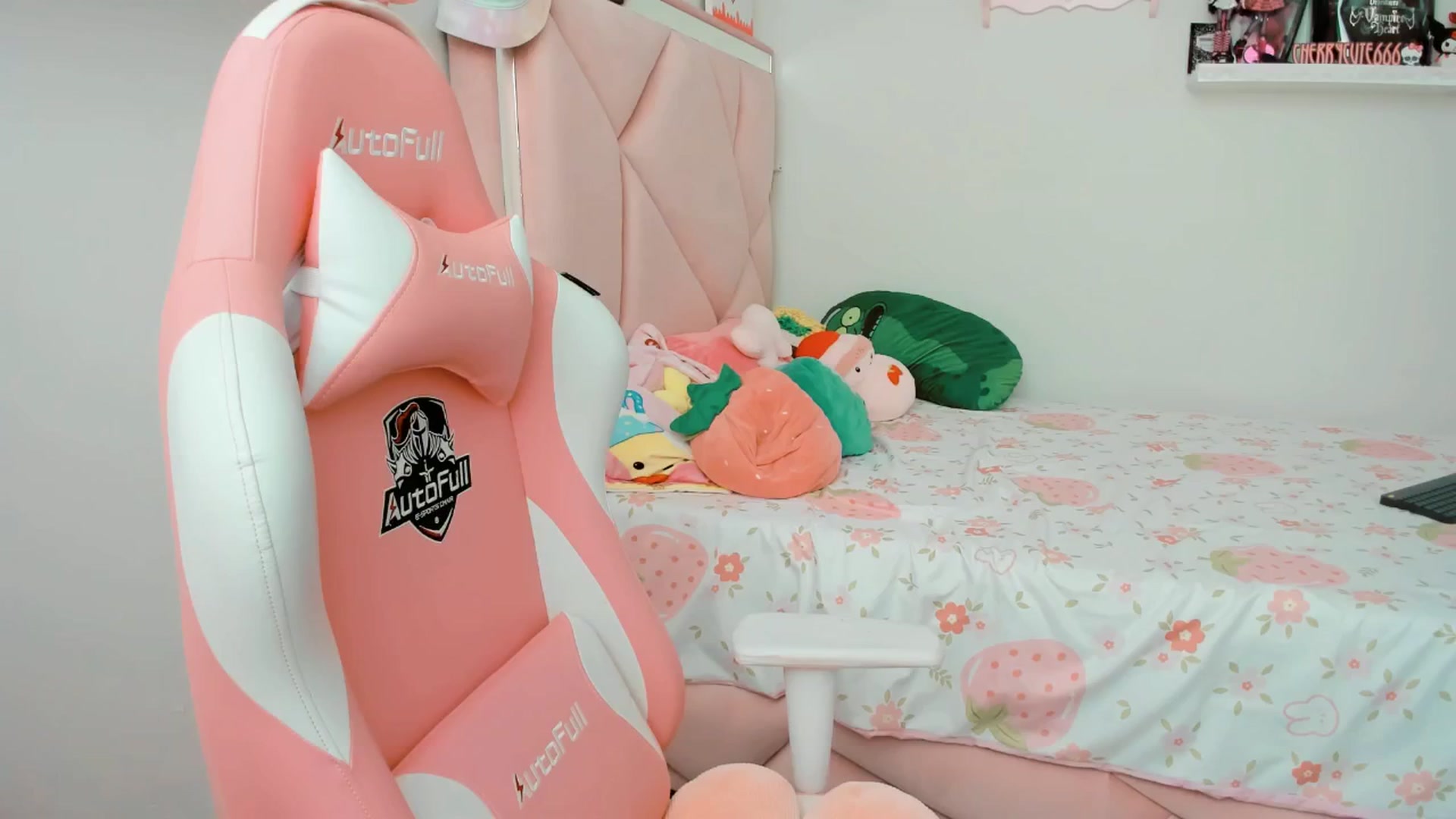 Gallery image thumbnail from Cherrycute666's myfreecams stream on, 04/08/2025, 19:44 image 20 of 20
