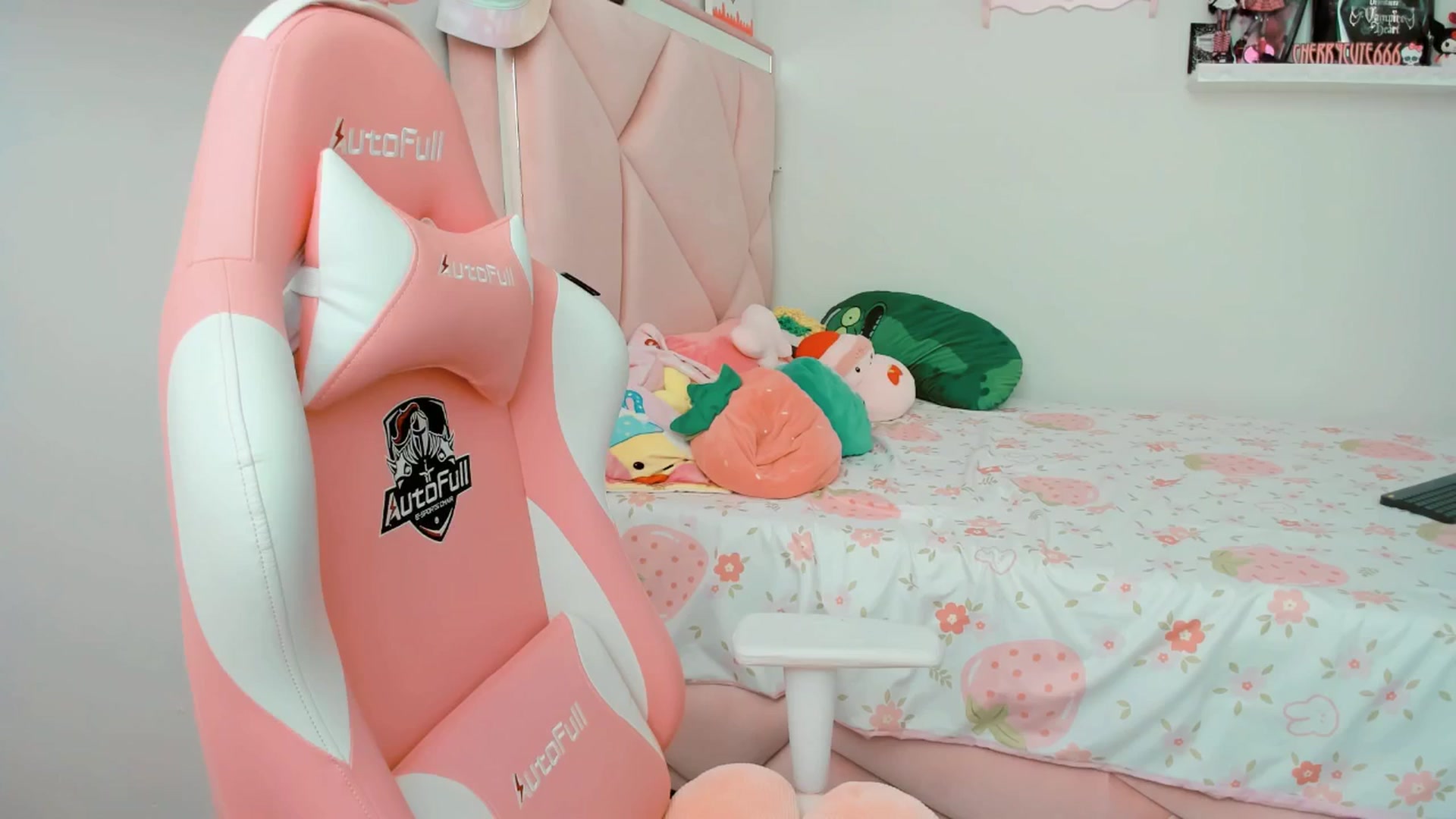 Gallery image thumbnail from Cherrycute666's myfreecams stream on, 04/08/2025, 19:44 image 18 of 20
