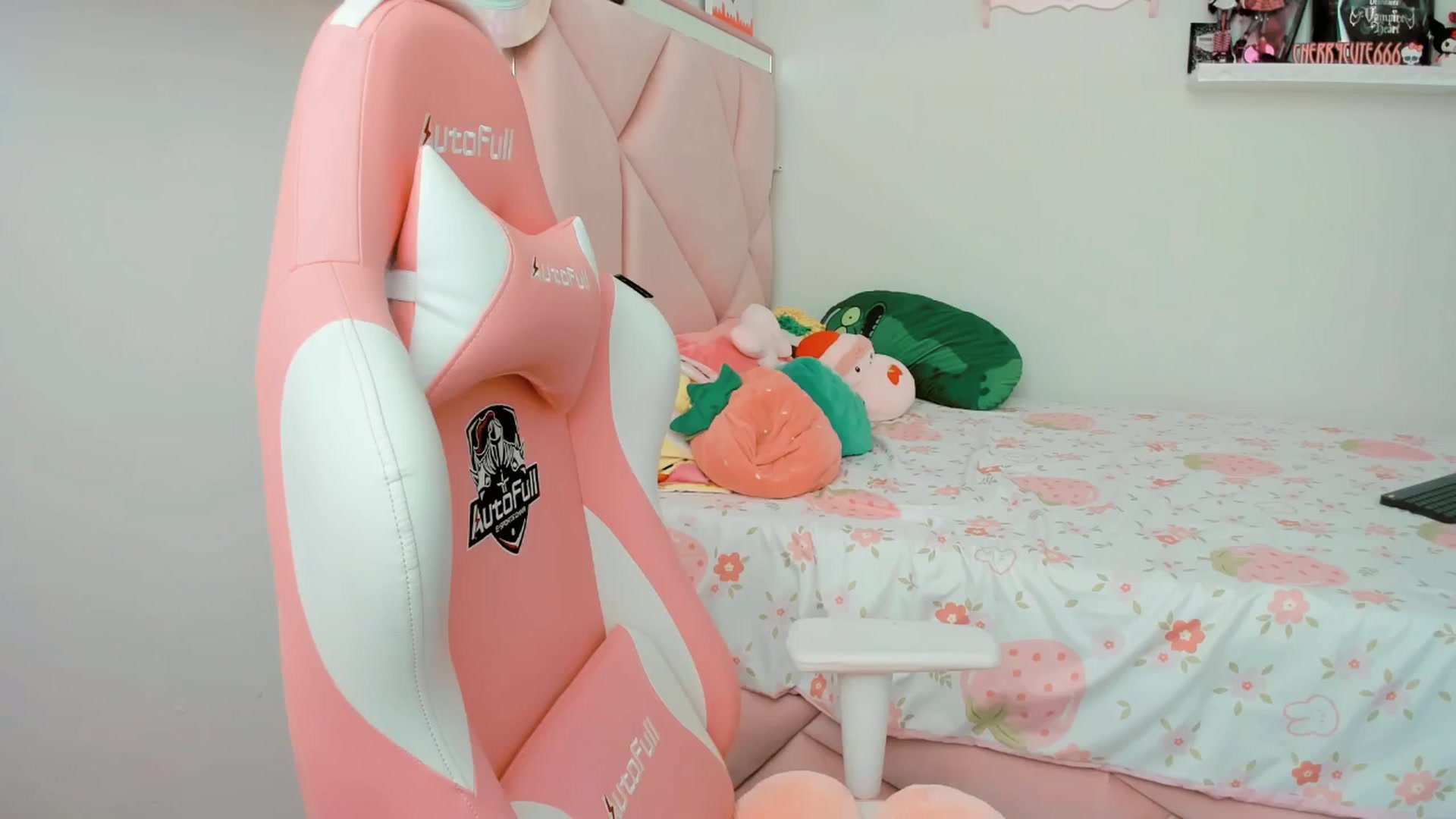 Gallery image thumbnail from Cherrycute666's myfreecams stream on, 04/08/2025, 19:44 image 9 of 20