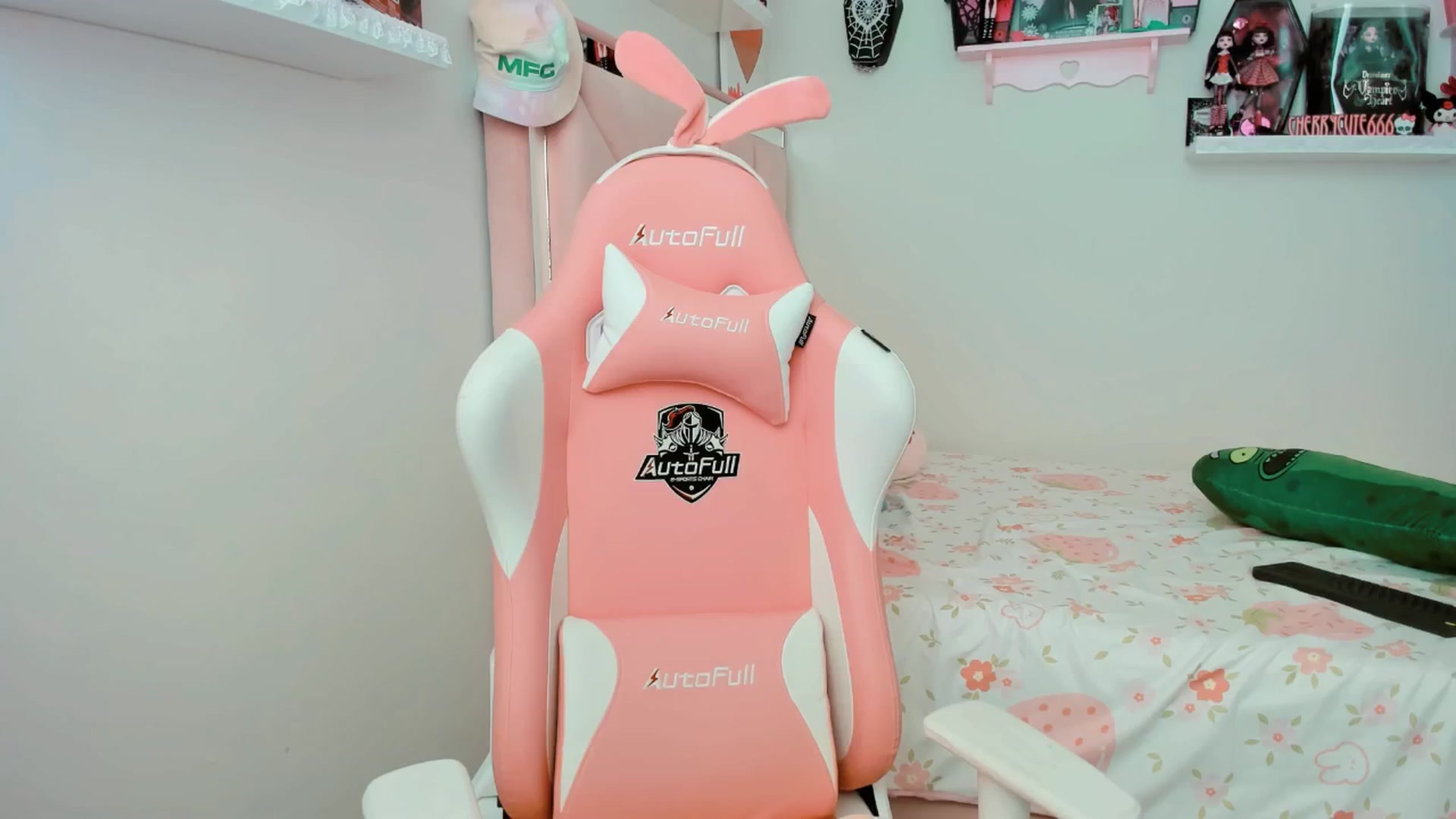 Gallery image thumbnail from Cherrycute666's myfreecams stream on, 04/09/2025, 19:19 image 4 of 20