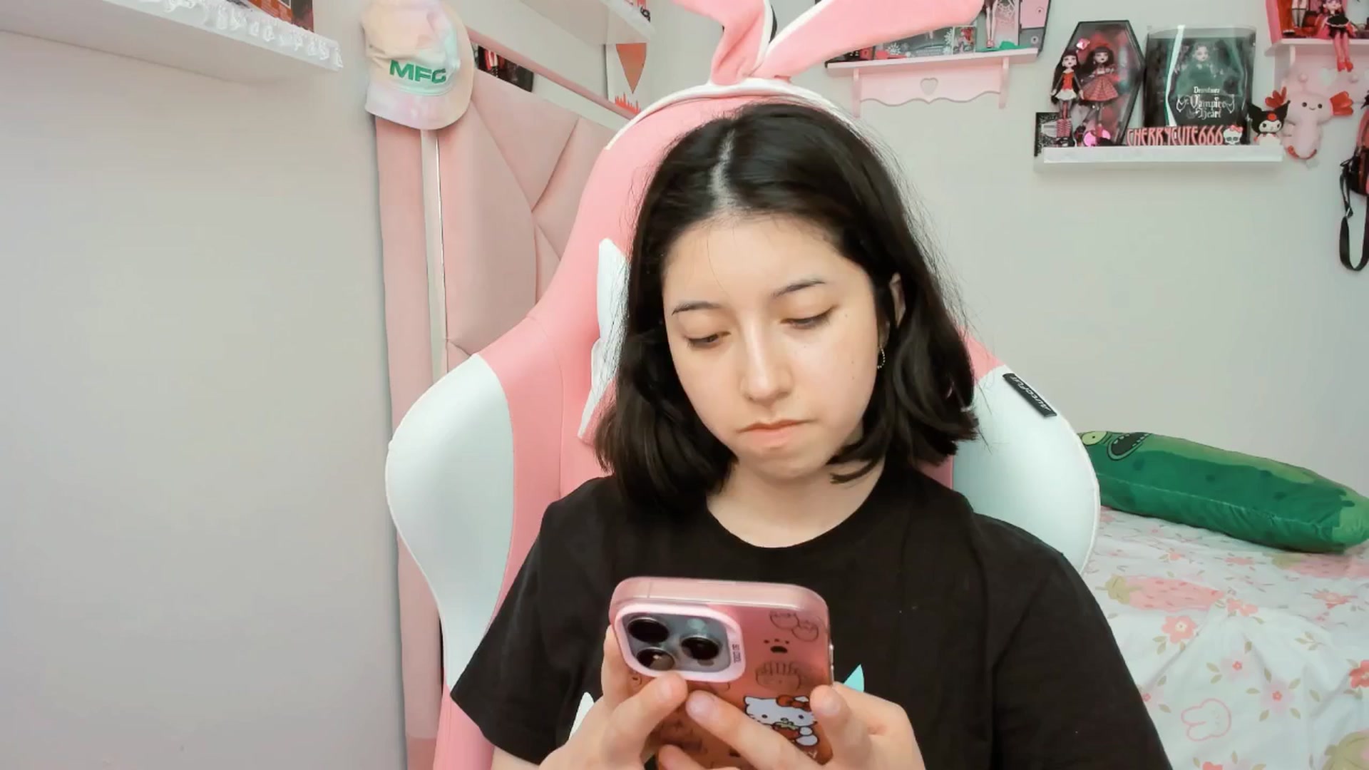 Gallery image thumbnail from Cherrycute666's myfreecams stream on, 04/10/2025, 24:07 image 5 of 20