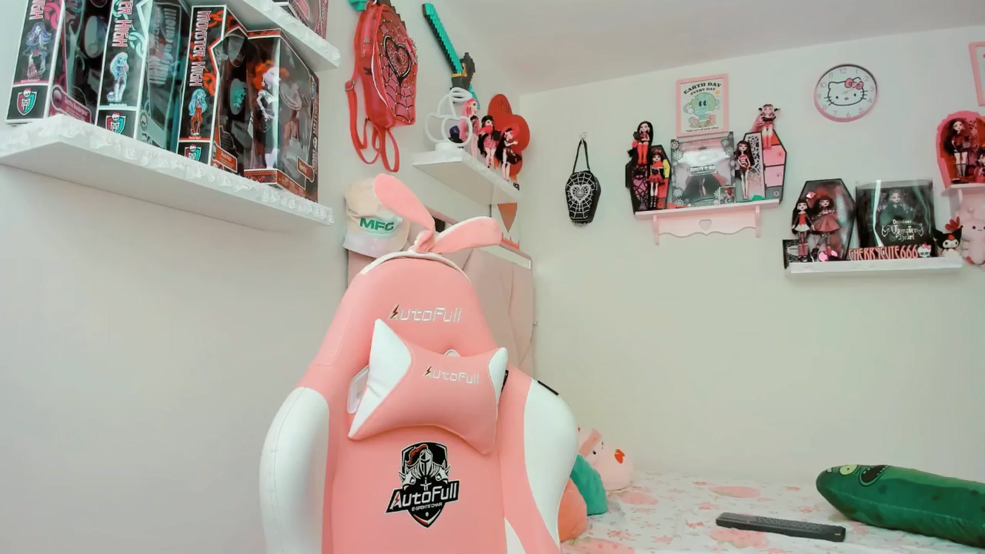 Gallery image thumbnail from Cherrycute666's myfreecams stream on, 04/10/2025, 24:07 image 3 of 20