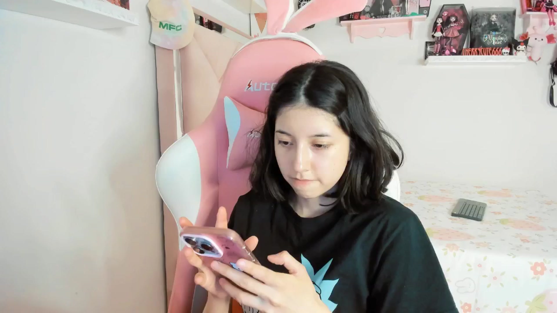 Gallery image thumbnail from Cherrycute666's myfreecams stream on, 04/10/2025, 02:12 image 16 of 20
