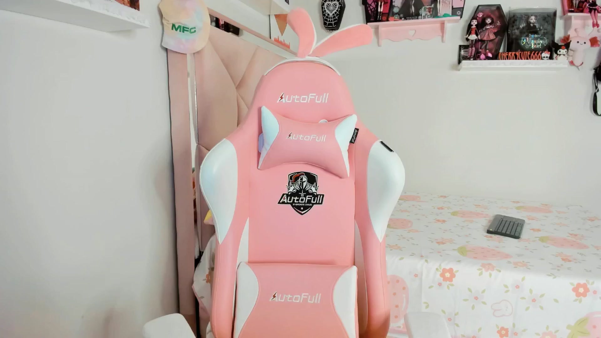 Gallery image thumbnail from Cherrycute666's myfreecams stream on, 04/10/2025, 02:12 image 13 of 20