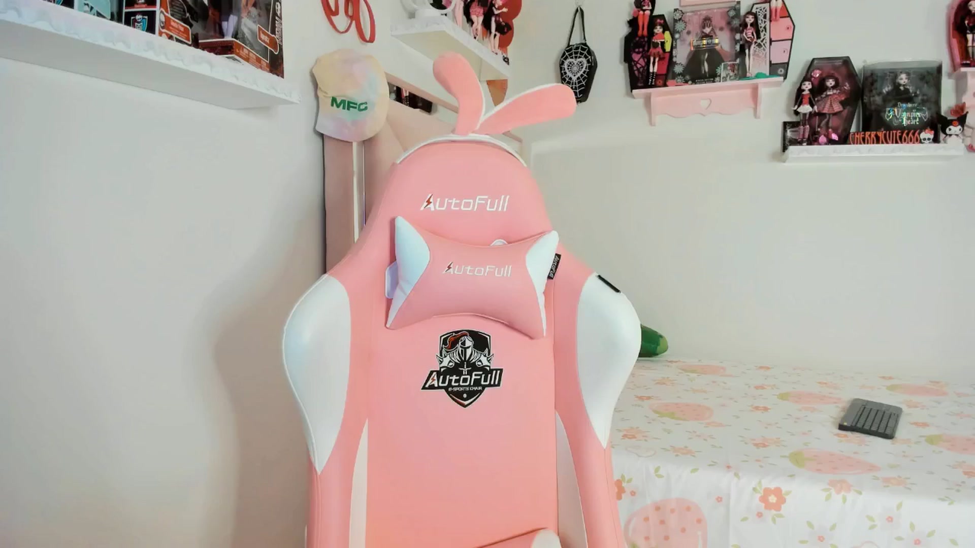 Gallery image thumbnail from Cherrycute666's myfreecams stream on, 04/10/2025, 02:12 image 4 of 20