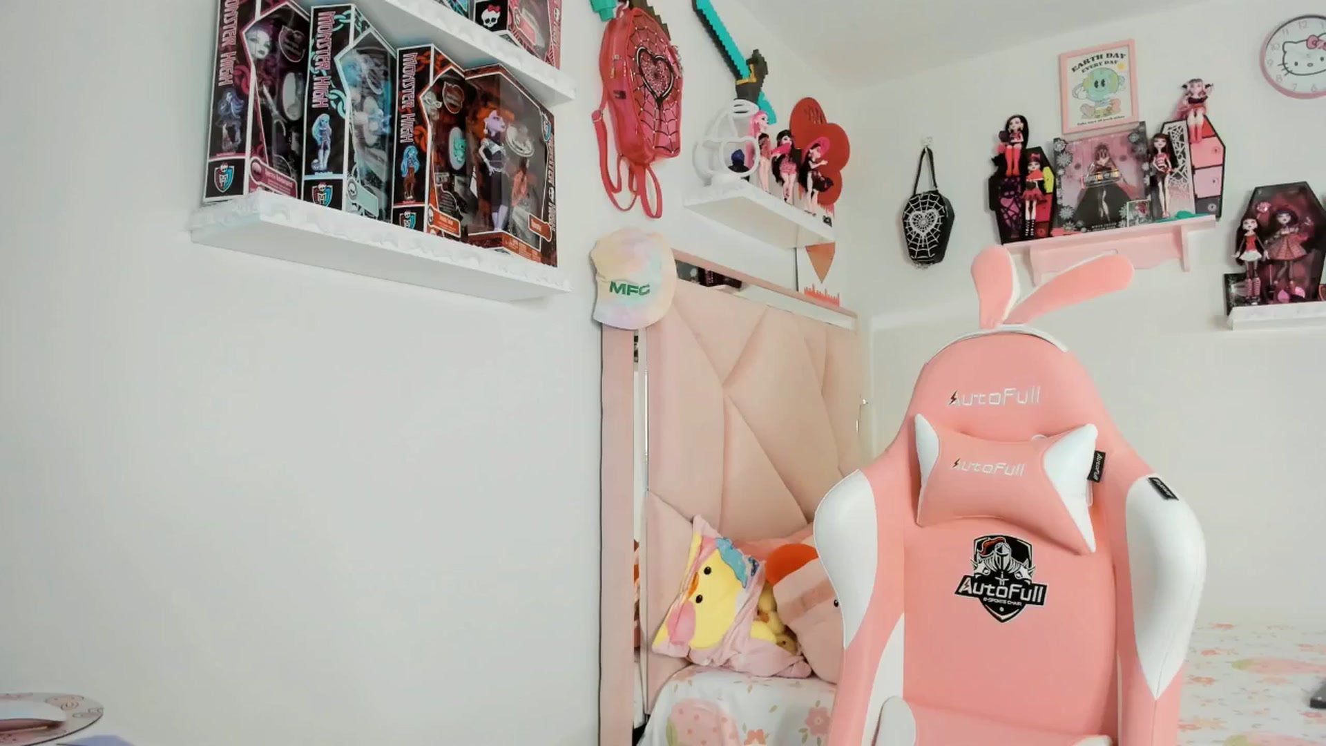 Gallery image thumbnail from Cherrycute666's myfreecams stream on, 04/10/2025, 05:46 image 3 of 20