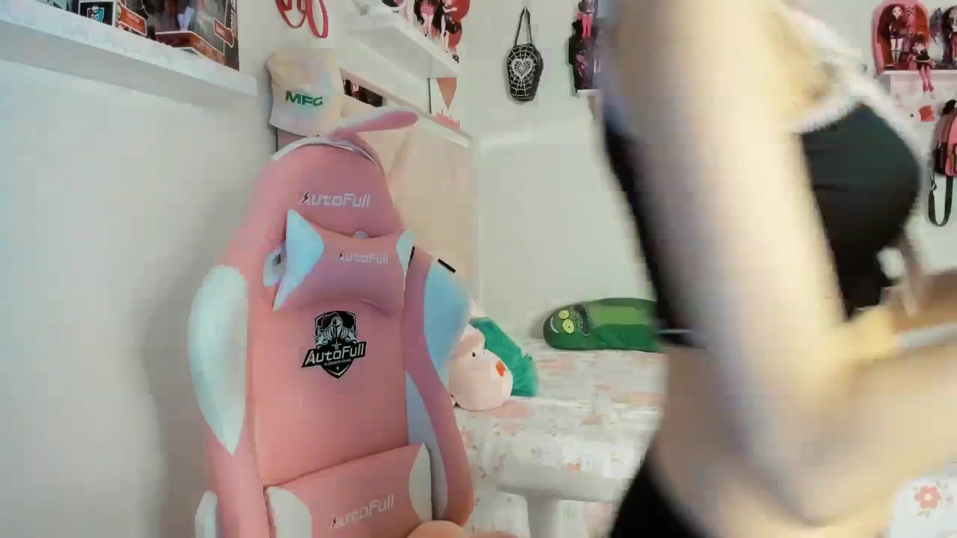 Gallery image thumbnail from Cherrycute666's myfreecams stream on, 04/11/2025, 05:50 image 18 of 20