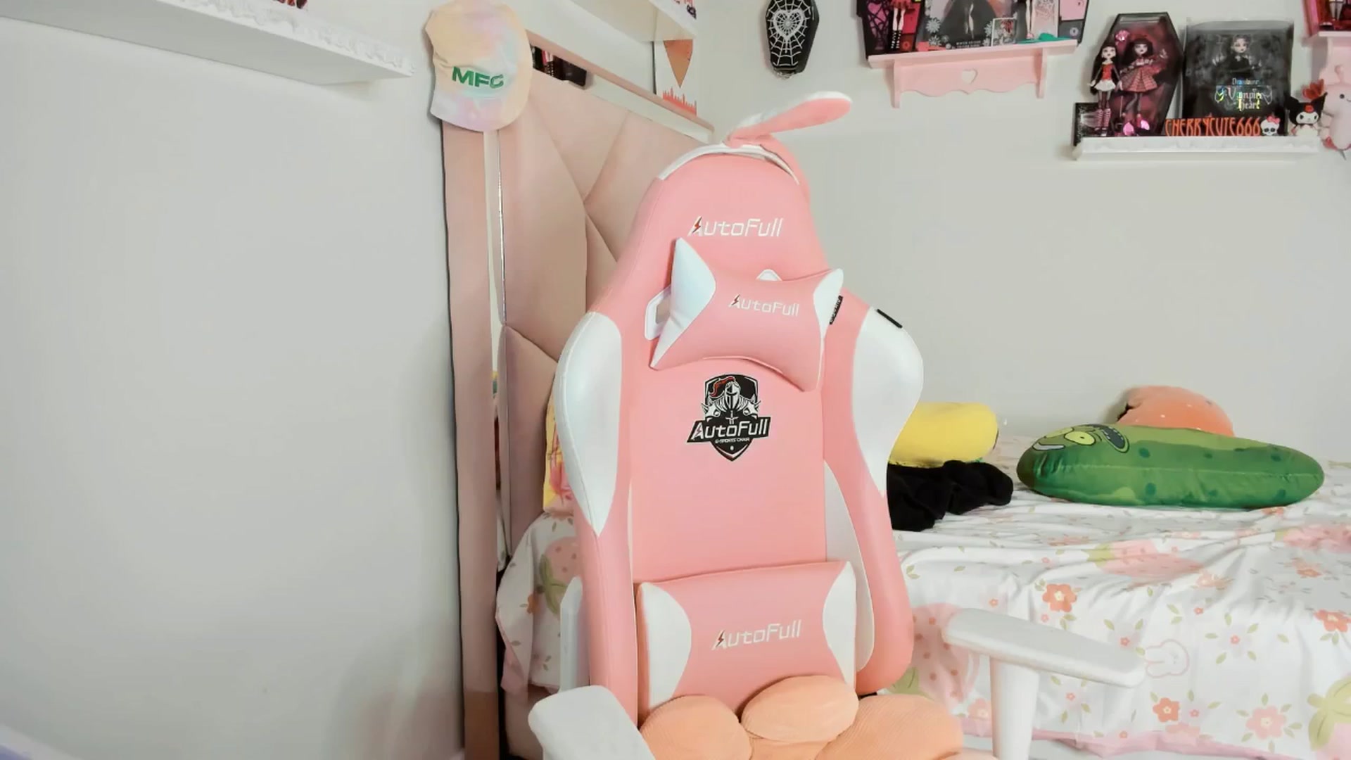 Gallery image thumbnail from Cherrycute666's myfreecams stream on, 04/12/2025, 08:32 image 14 of 20