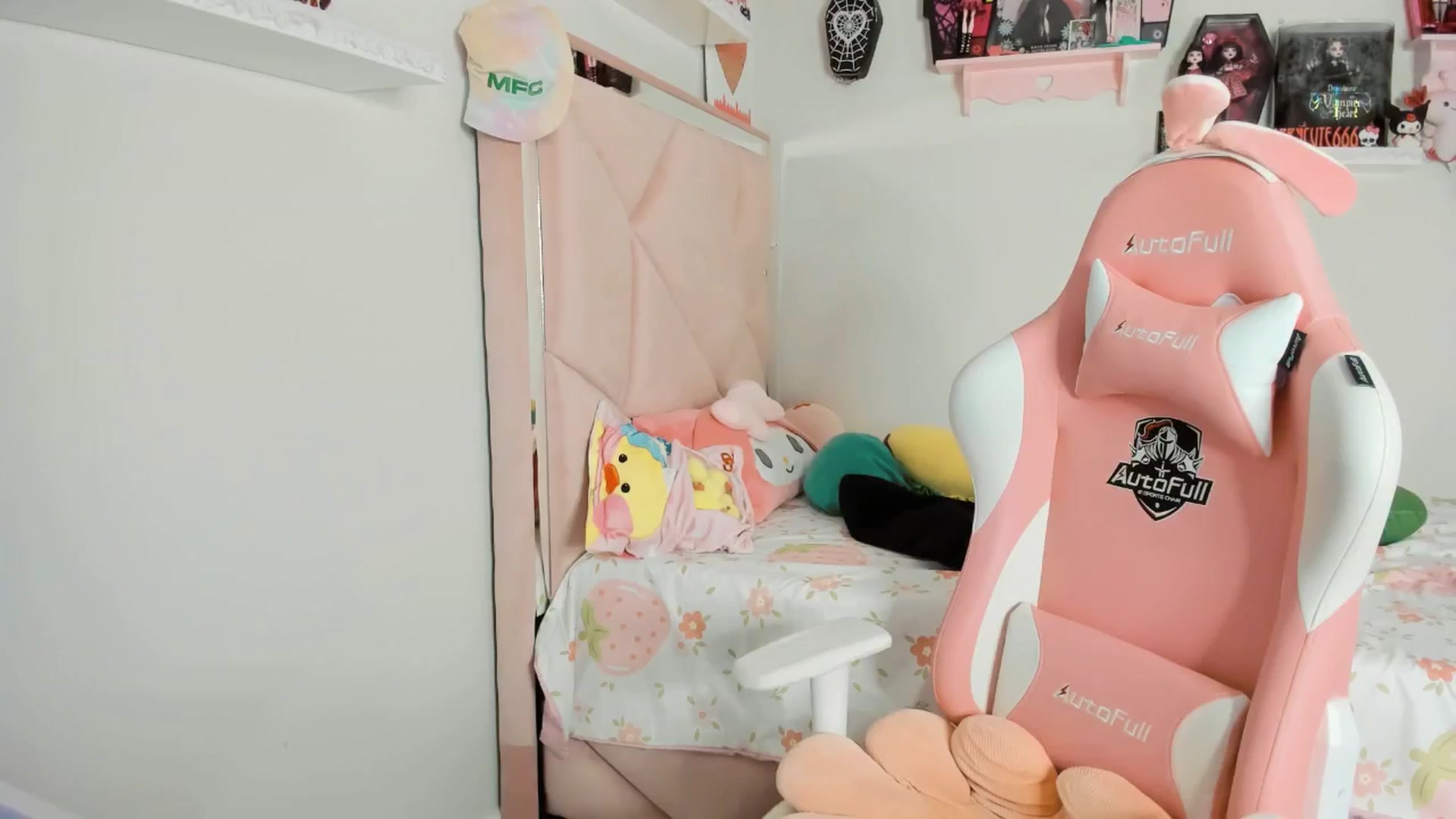 Gallery image thumbnail from Cherrycute666's myfreecams stream on, 04/12/2025, 08:32 image 12 of 20