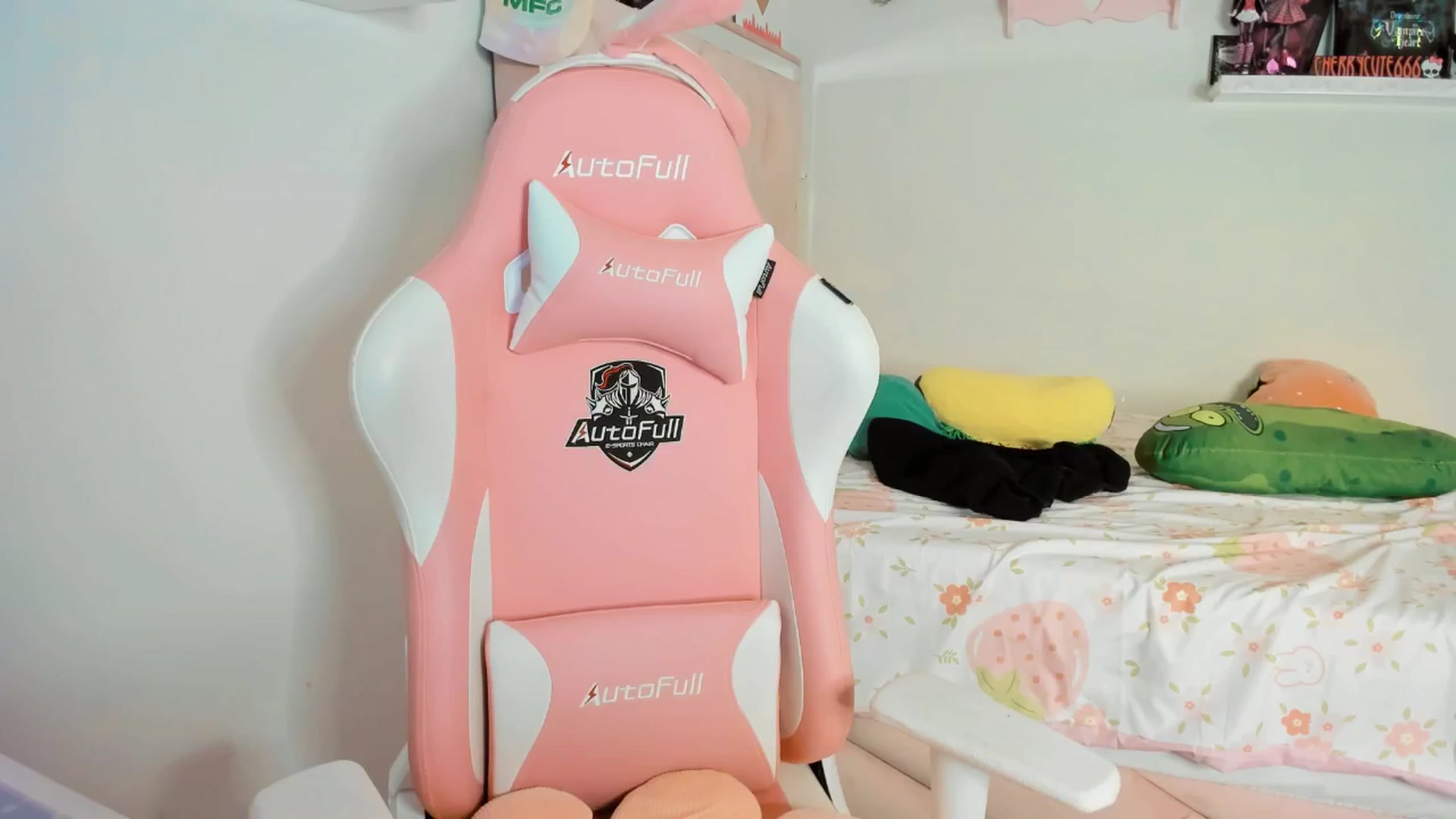 Gallery image thumbnail from Cherrycute666's myfreecams stream on, 04/12/2025, 08:32 image 1 of 20