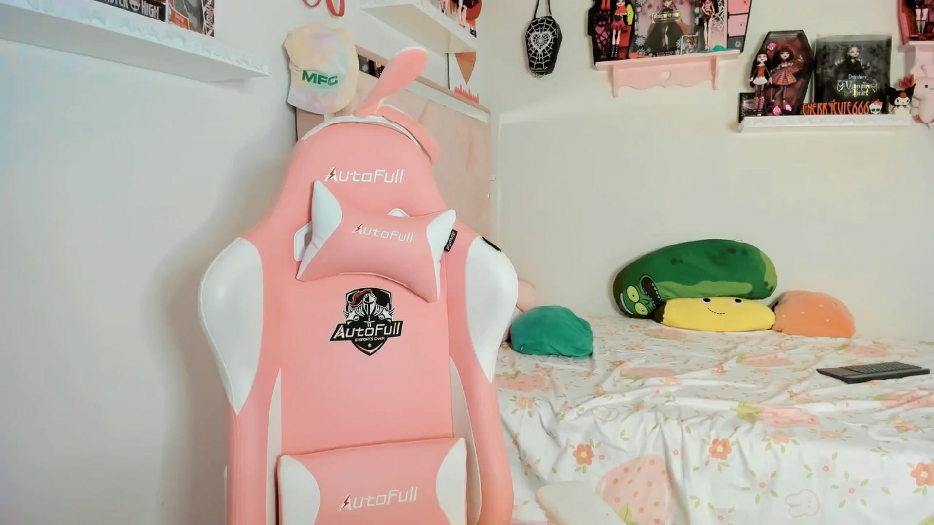 Gallery image thumbnail from Cherrycute666's myfreecams stream on, 04/13/2025, 07:25 image 13 of 20