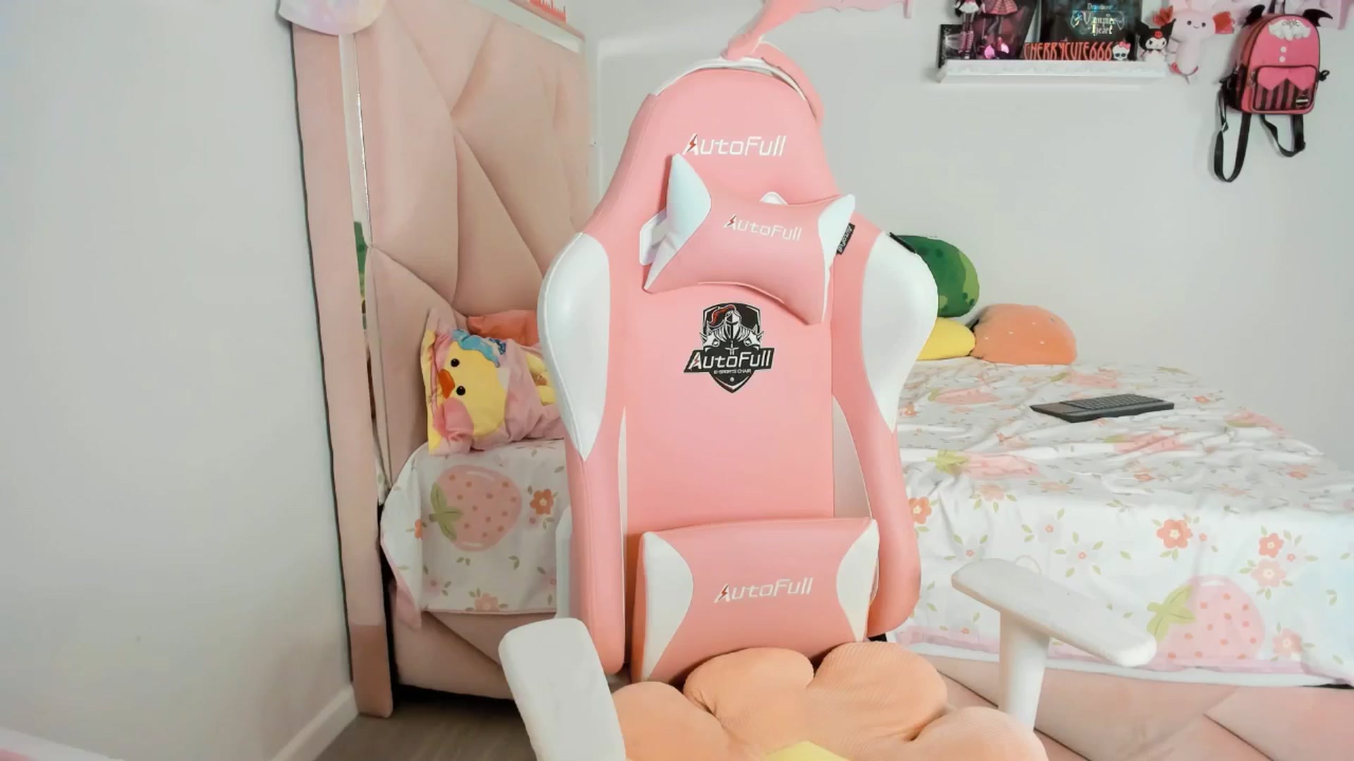 Gallery image thumbnail from Cherrycute666's myfreecams stream on, 04/13/2025, 07:25 image 18 of 20