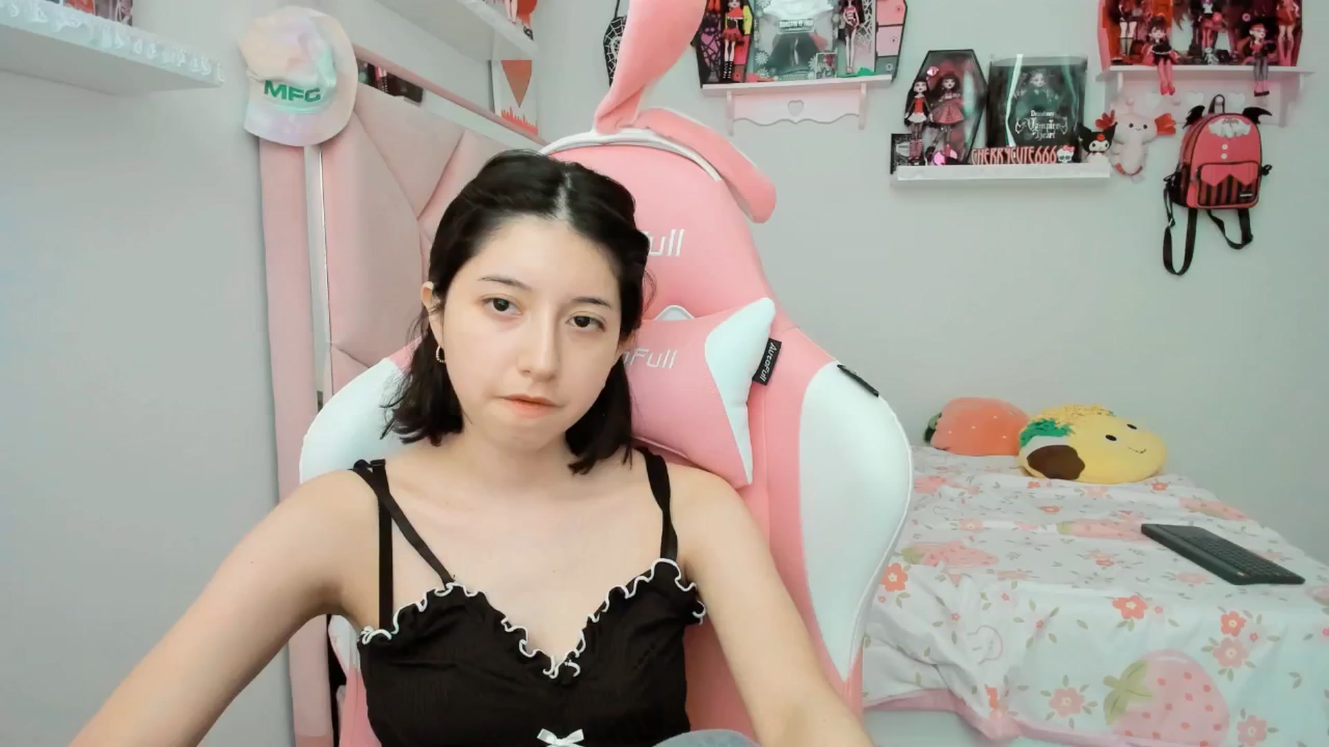 Gallery image thumbnail from Cherrycute666's myfreecams stream on, 04/14/2025, 03:28 image 2 of 20