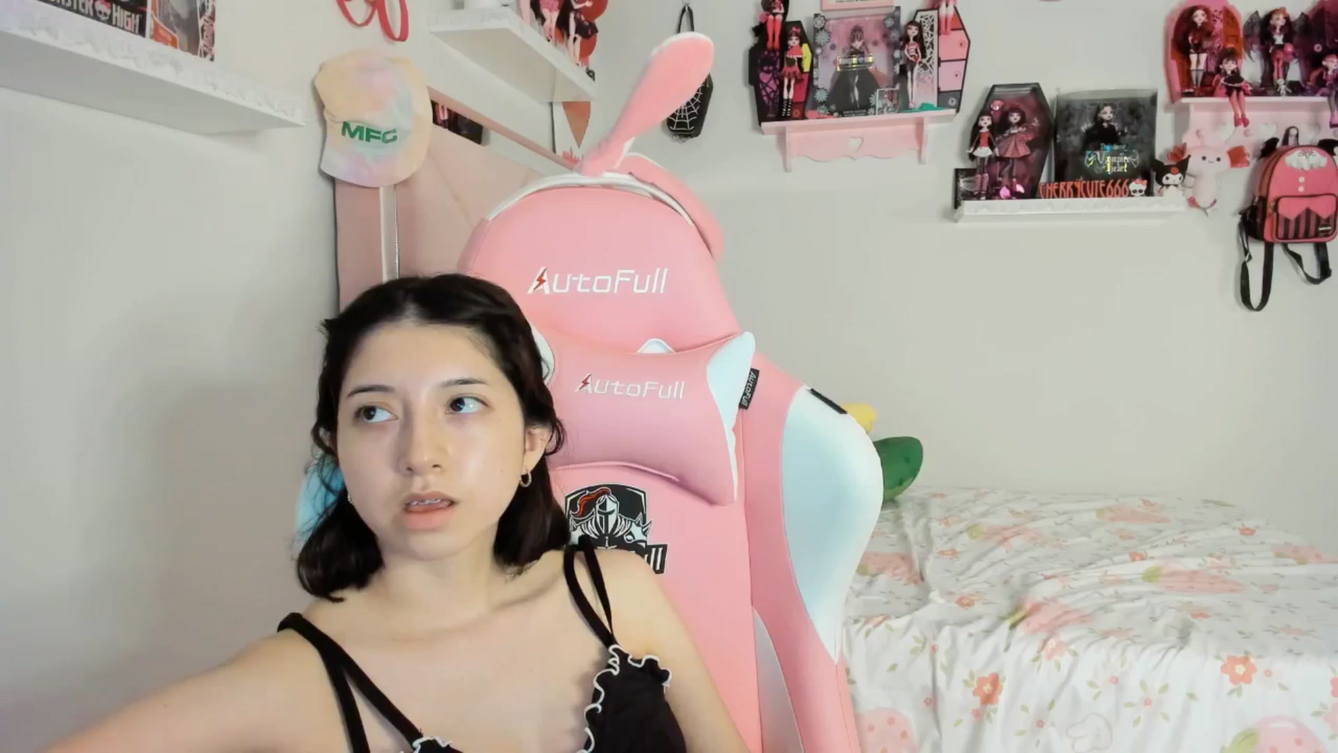 Gallery image thumbnail from Cherrycute666's myfreecams stream on, 04/14/2025, 03:28 image 12 of 20