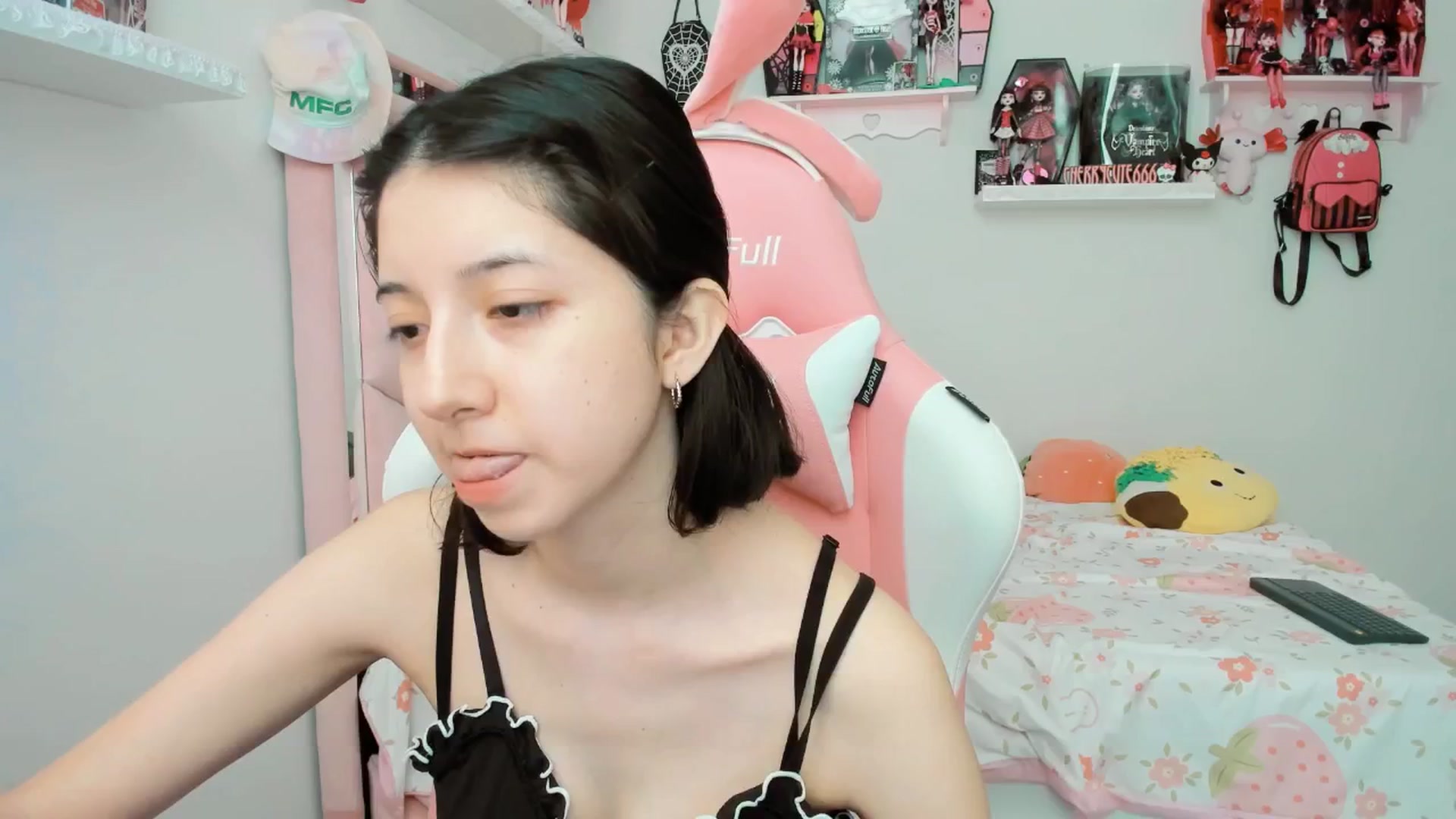 Gallery image thumbnail from Cherrycute666's myfreecams stream on, 04/14/2025, 03:28 image 1 of 20