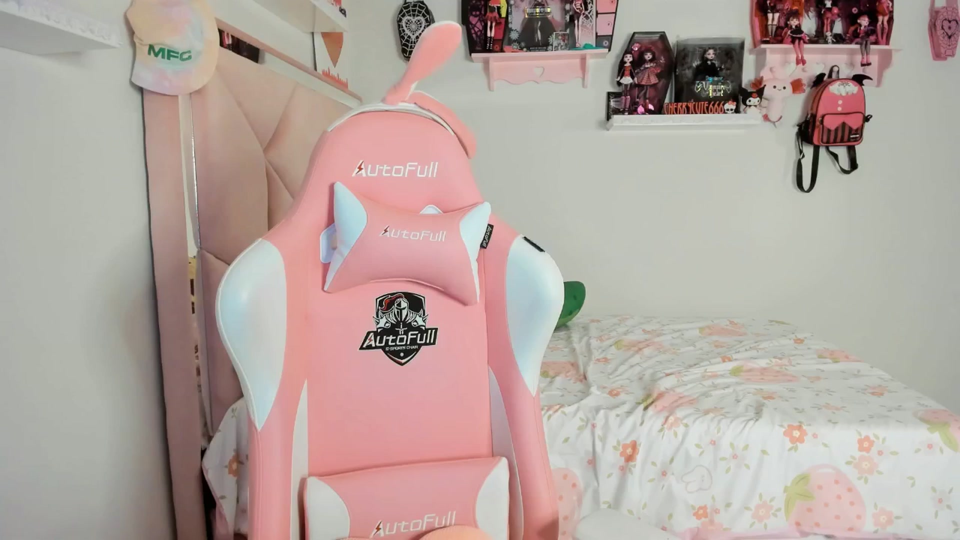 Gallery image thumbnail from Cherrycute666's myfreecams stream on, 04/14/2025, 03:28 image 11 of 20