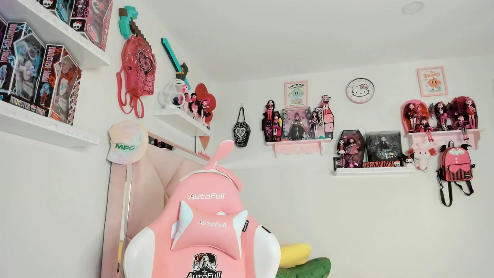 Gallery image thumbnail from Cherrycute666's myfreecams stream on, 04/14/2025, 05:24 image 17 of 20