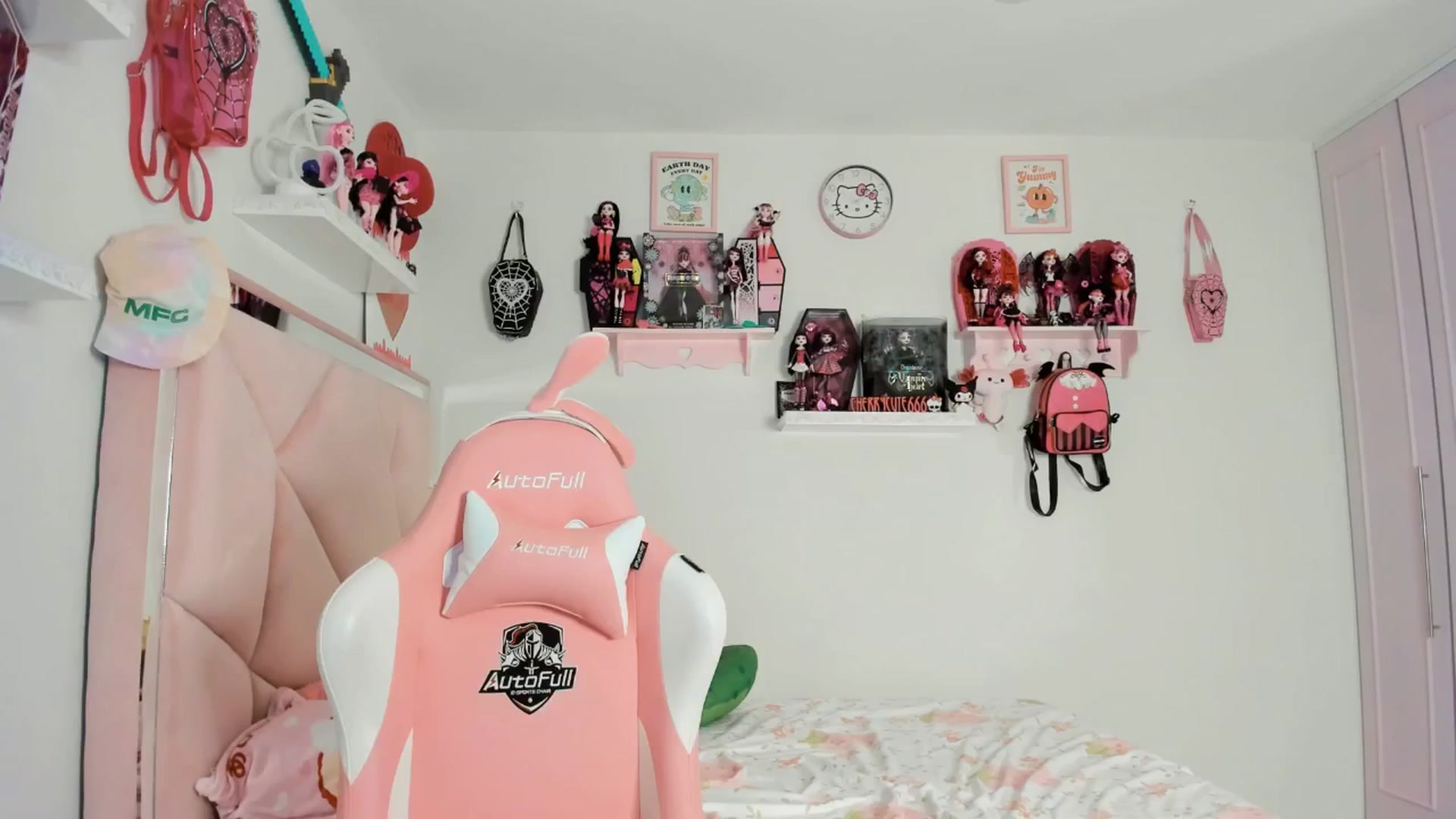 Gallery image thumbnail from Cherrycute666's myfreecams stream on, 04/14/2025, 05:24 image 10 of 20