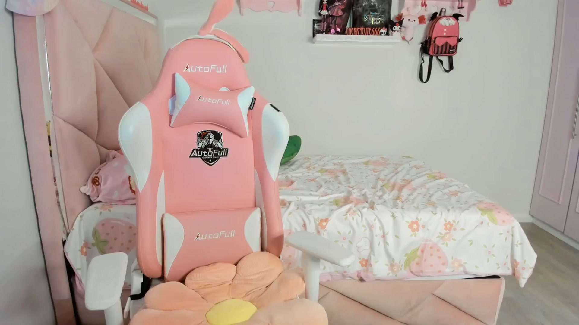 Gallery image thumbnail from Cherrycute666's myfreecams stream on, 04/14/2025, 05:24 image 7 of 20