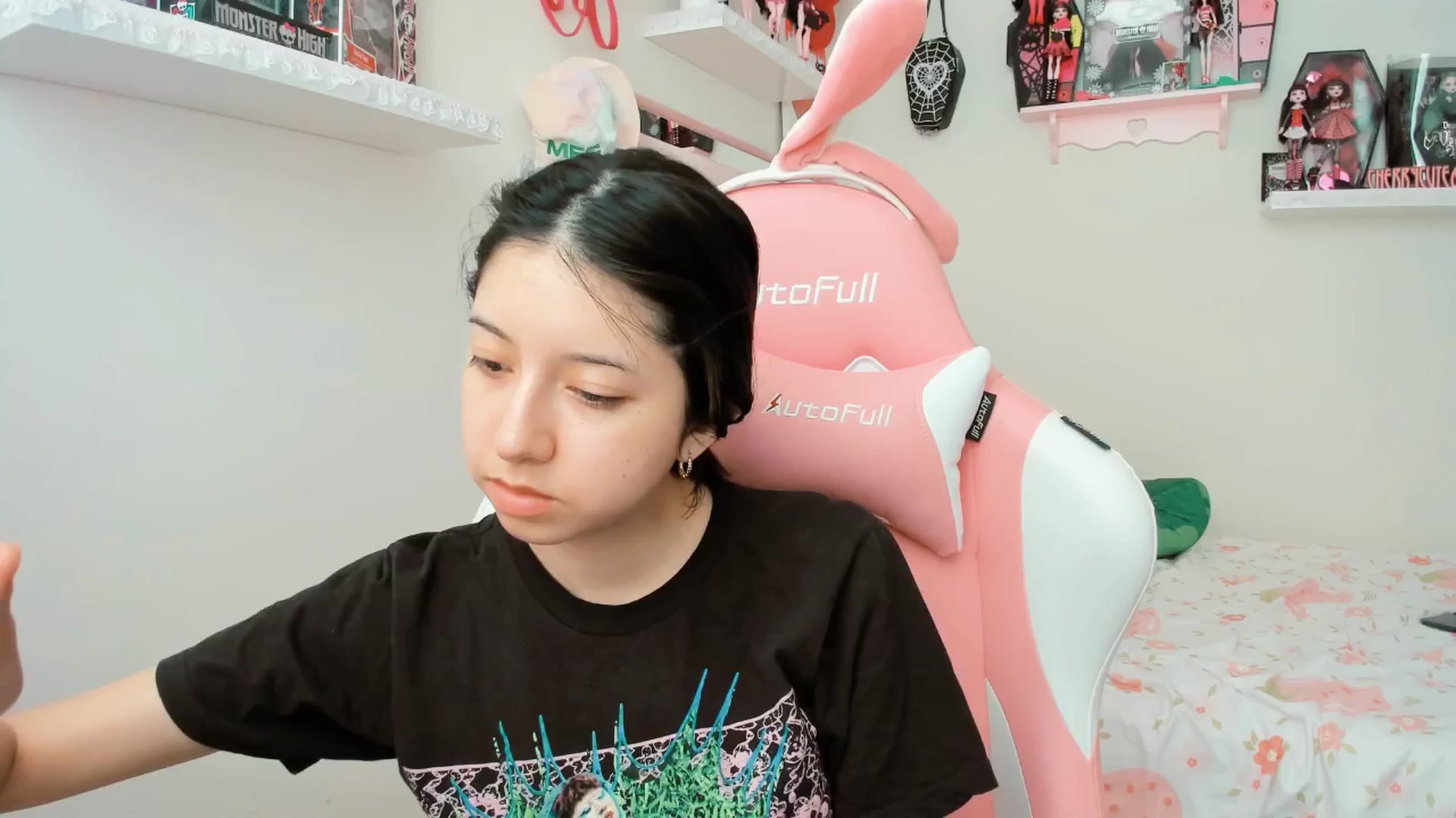 Gallery image thumbnail from Cherrycute666's myfreecams stream on, 04/15/2025, 19:19 image 6 of 20
