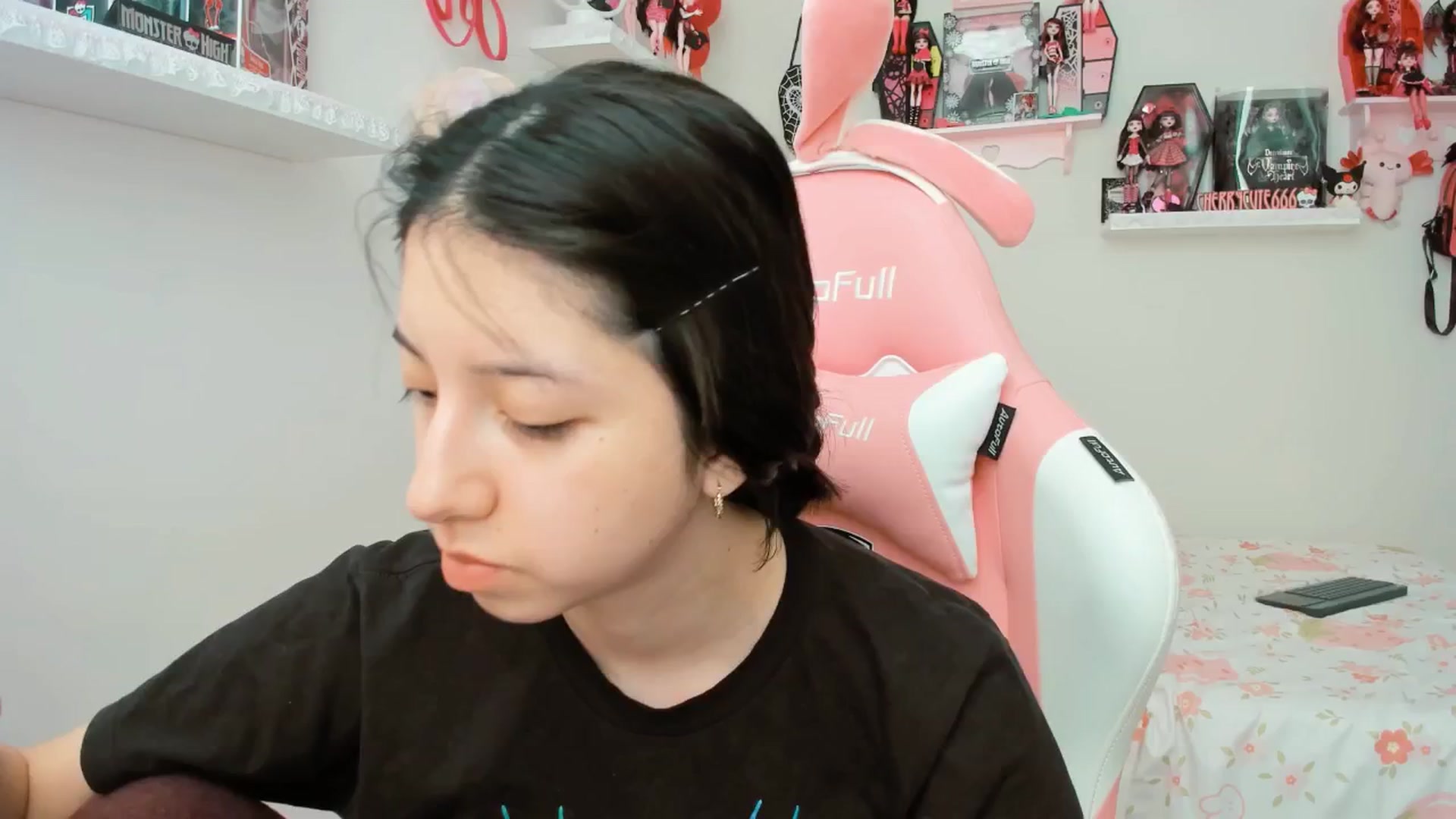 Gallery image thumbnail from Cherrycute666's myfreecams stream on, 04/15/2025, 19:19 image 15 of 20