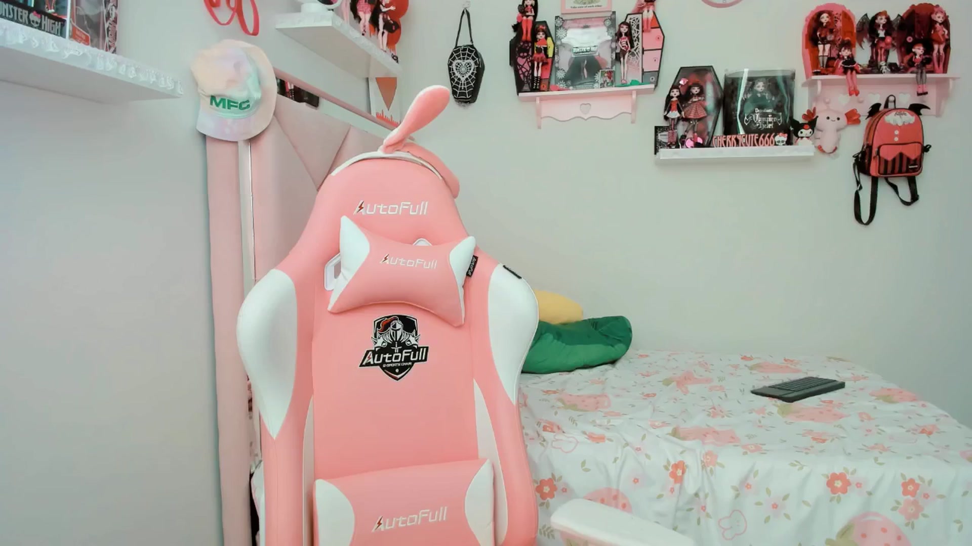 Gallery image thumbnail from Cherrycute666's myfreecams stream on, 04/15/2025, 19:19 image 11 of 20