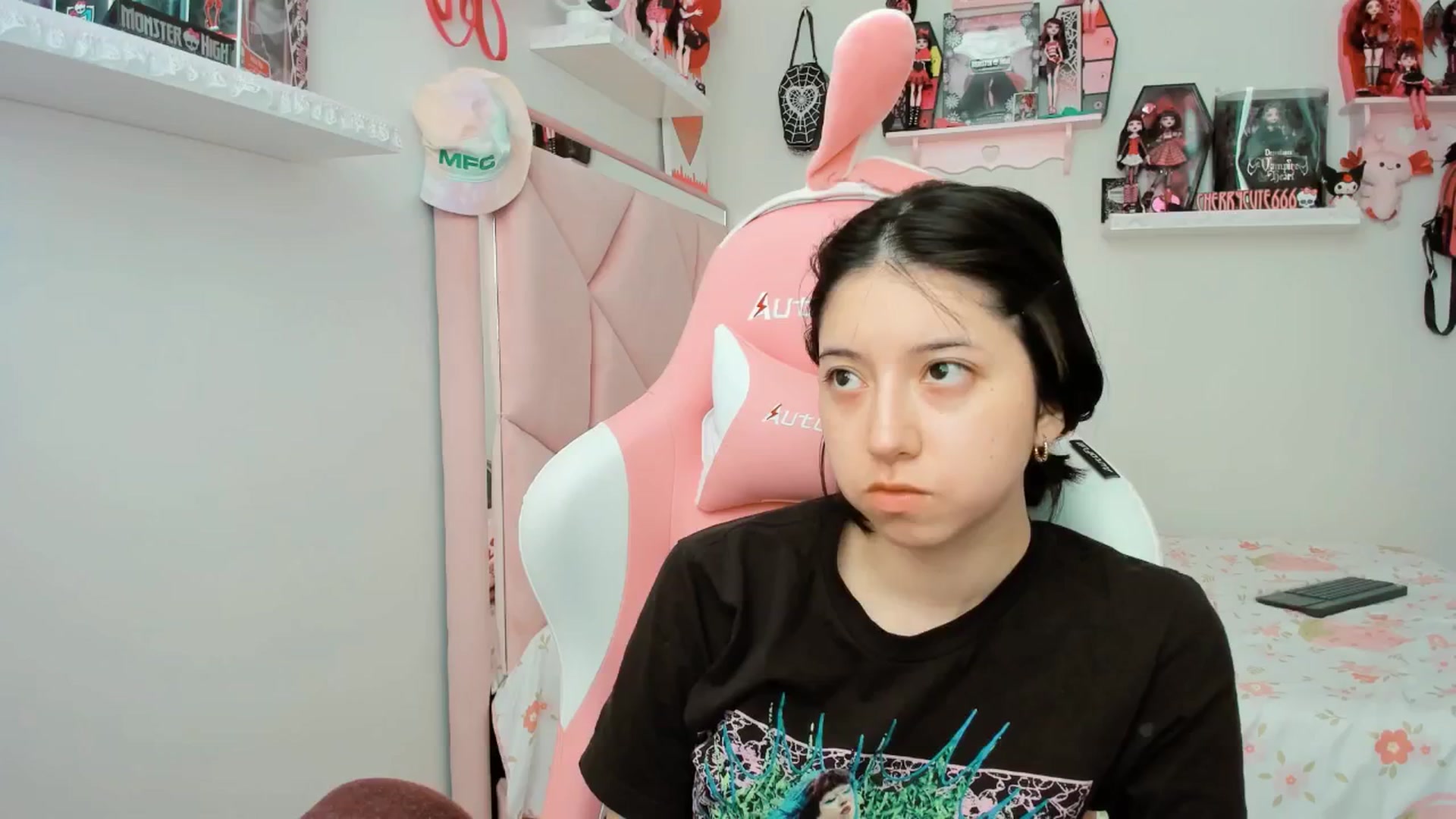 Gallery image thumbnail from Cherrycute666's myfreecams stream on, 04/15/2025, 19:19 image 14 of 20