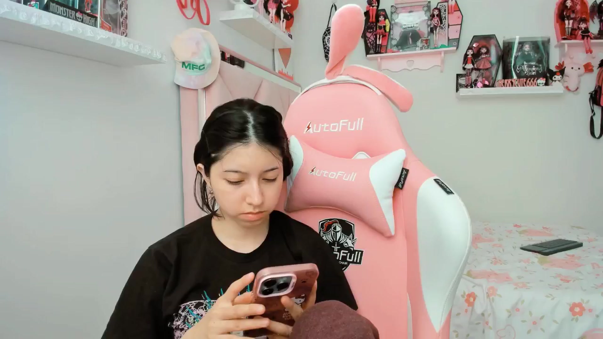 Gallery image thumbnail from Cherrycute666's myfreecams stream on, 04/15/2025, 19:19 image 16 of 20