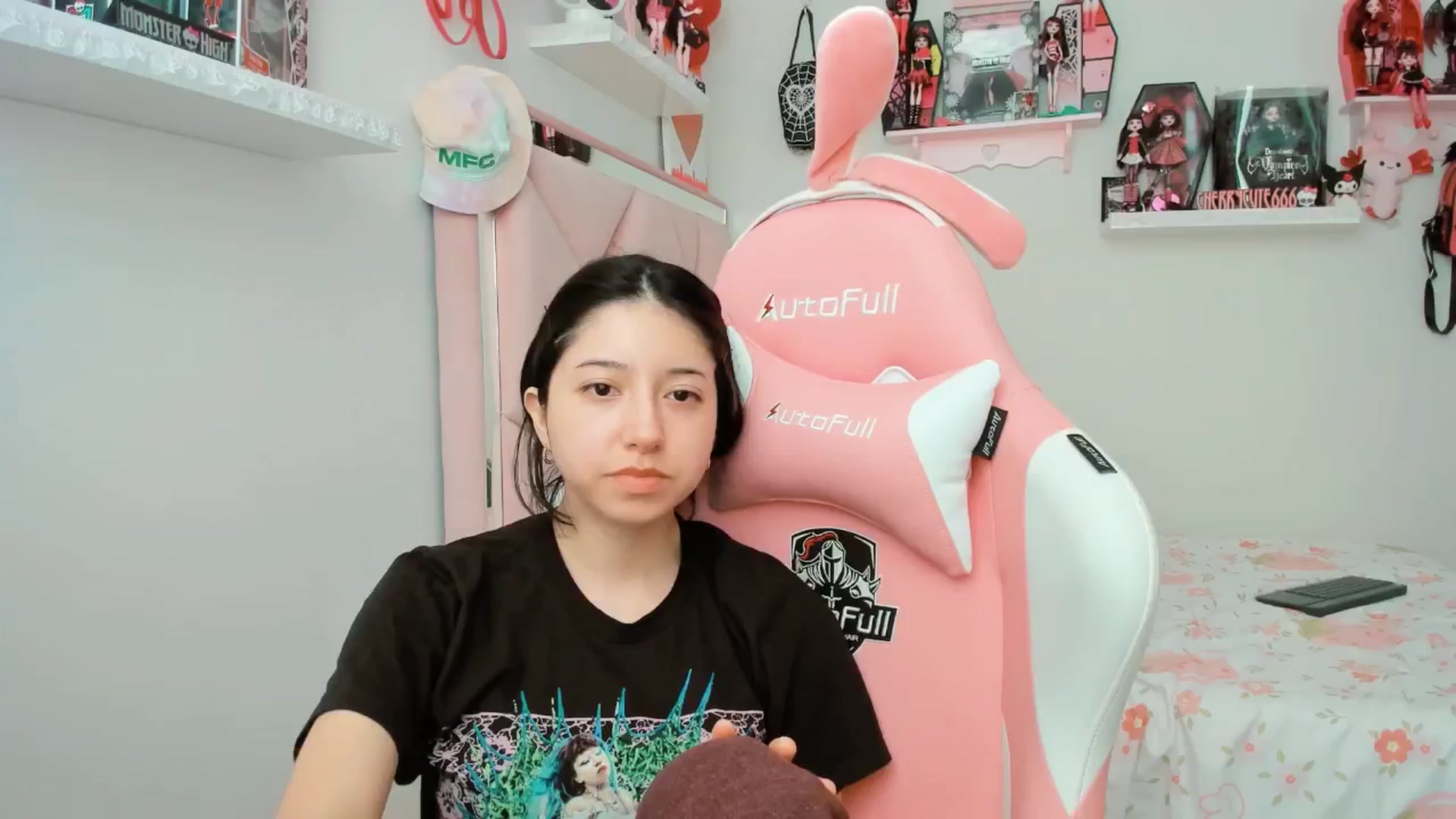 Gallery image thumbnail from Cherrycute666's myfreecams stream on, 04/15/2025, 19:19 image 18 of 20