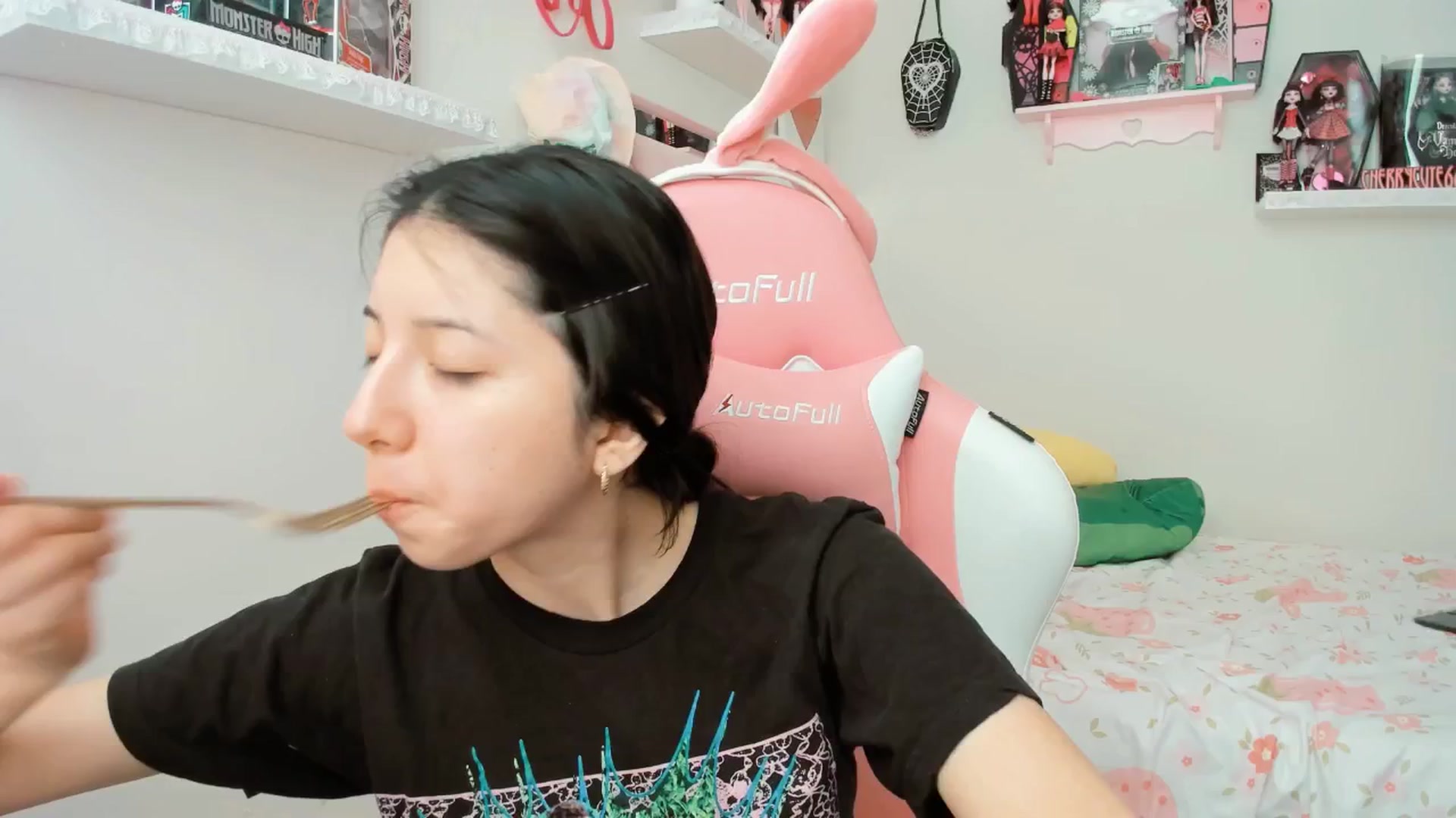 Gallery image thumbnail from Cherrycute666's myfreecams stream on, 04/15/2025, 19:19 image 8 of 20