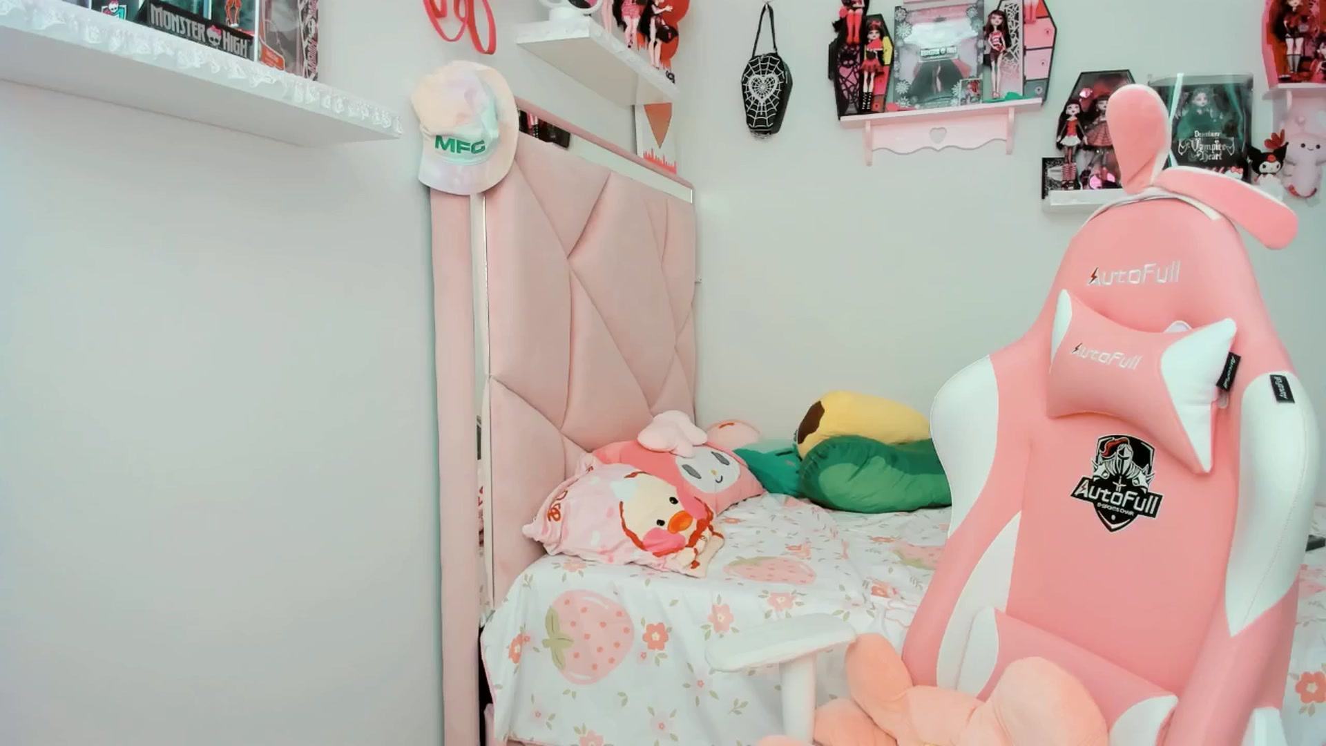 Gallery image thumbnail from Cherrycute666's myfreecams stream on, 04/15/2025, 19:35 image 20 of 20