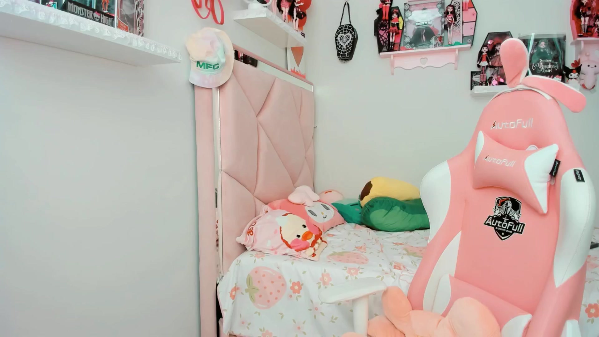Gallery image thumbnail from Cherrycute666's myfreecams stream on, 04/15/2025, 19:35 image 15 of 20