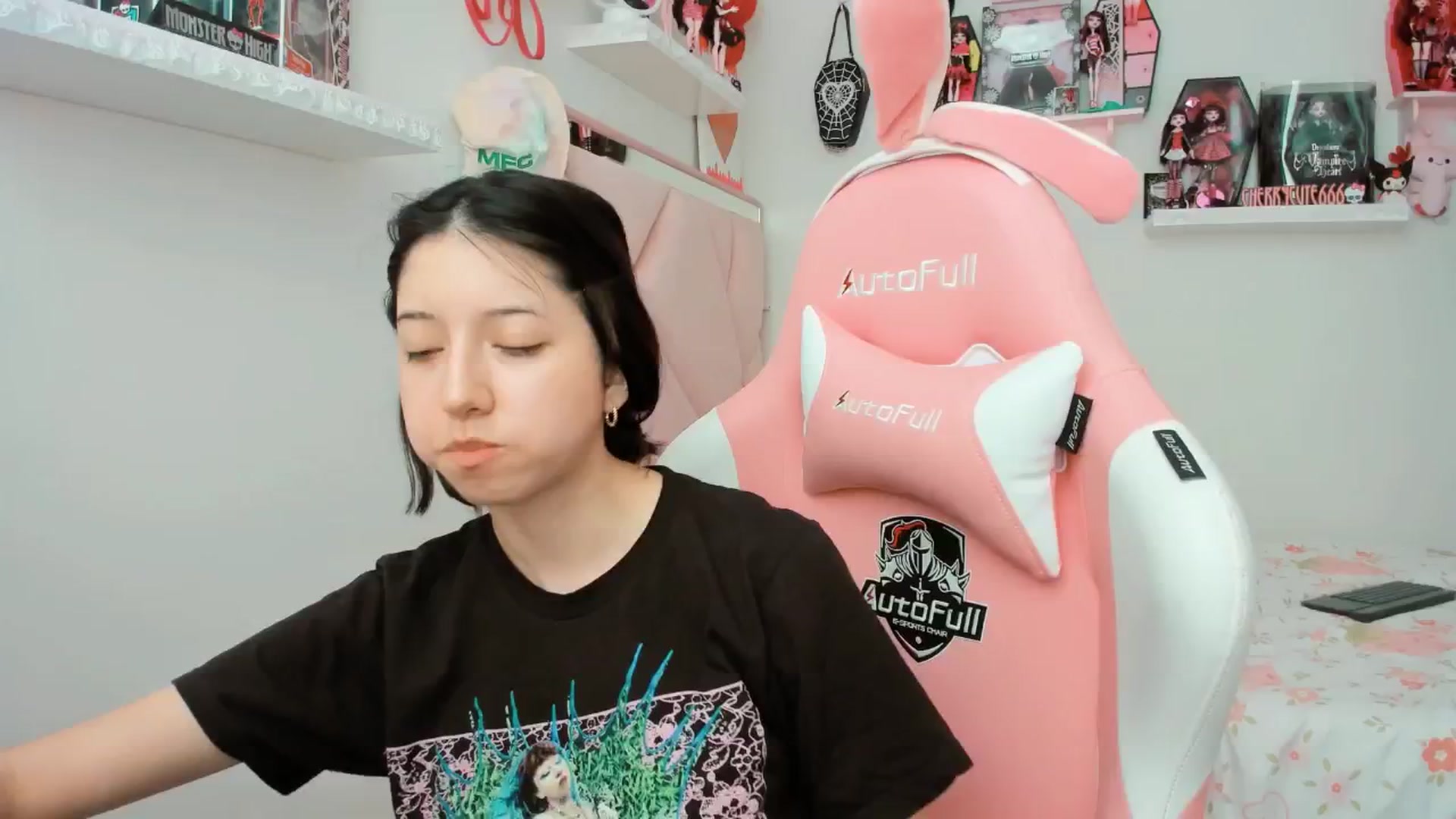 Gallery image thumbnail from Cherrycute666's myfreecams stream on, 04/15/2025, 19:35 image 13 of 20