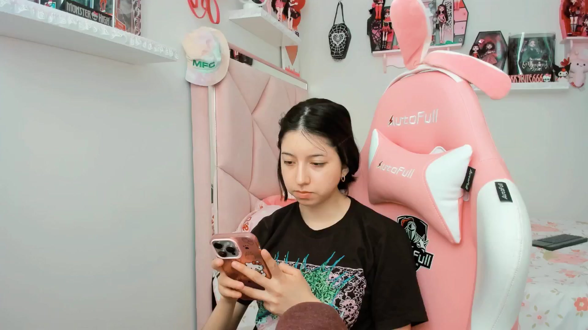 Gallery image thumbnail from Cherrycute666's myfreecams stream on, 04/15/2025, 19:35 image 10 of 20
