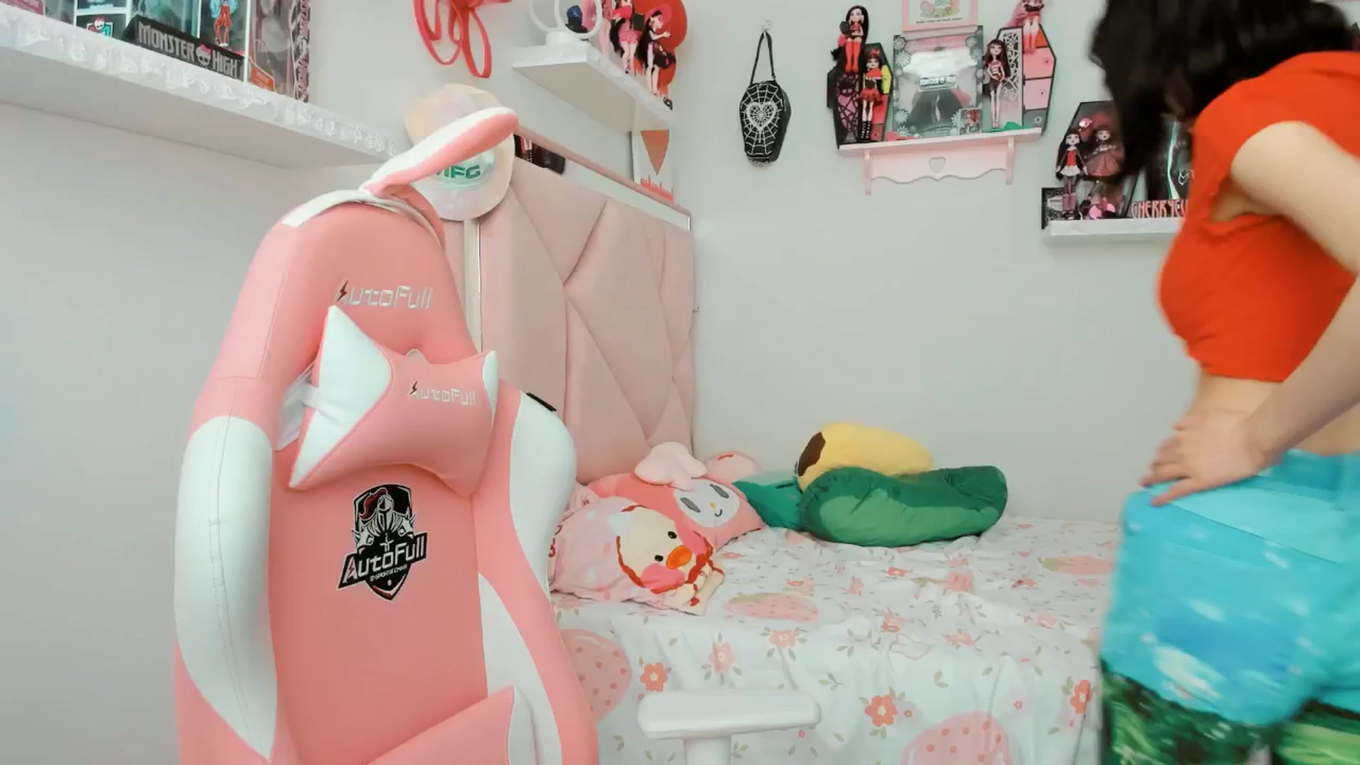 Gallery image thumbnail from Cherrycute666's myfreecams stream on, 04/15/2025, 22:59 image 12 of 20