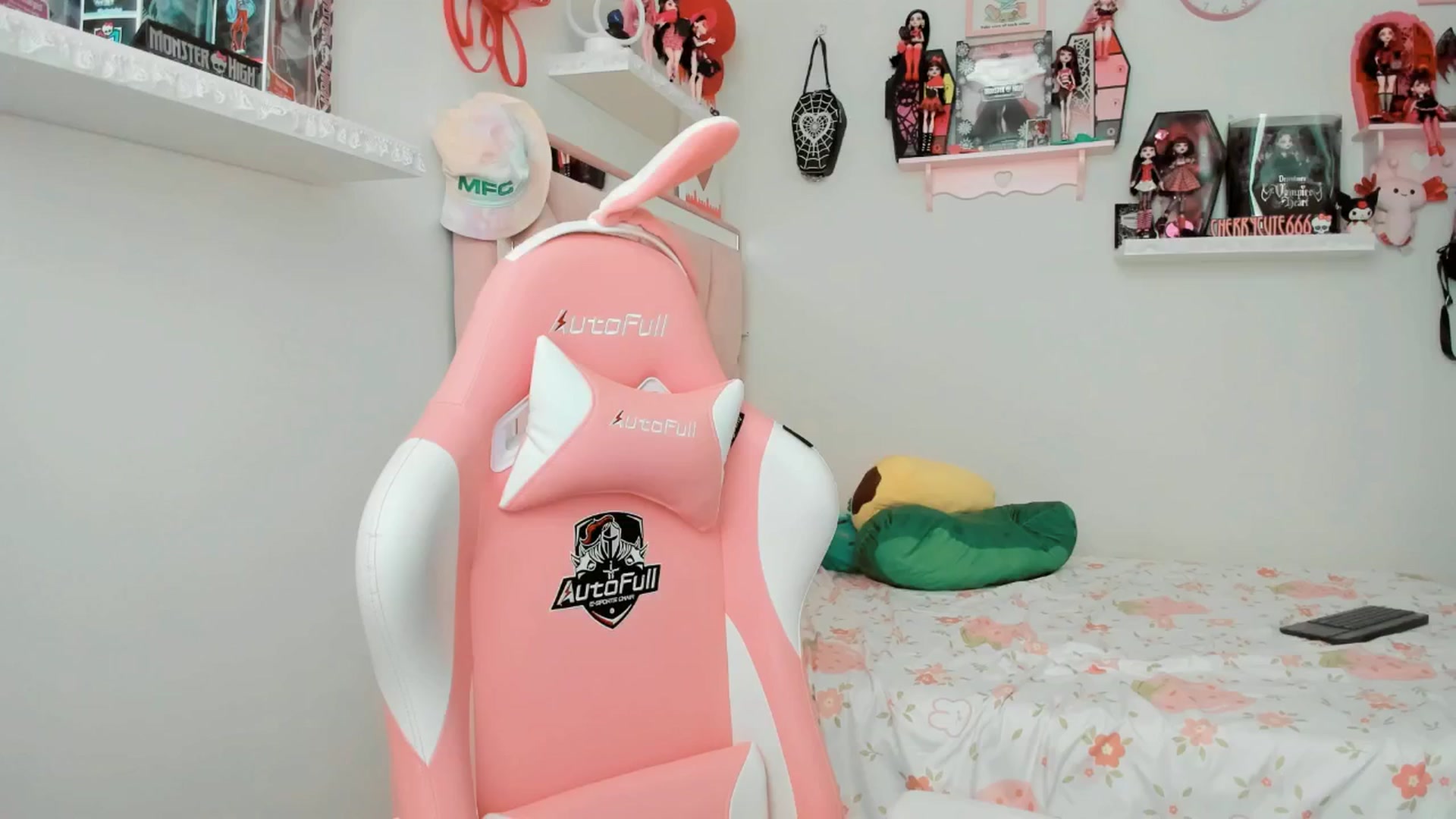 Gallery image thumbnail from Cherrycute666's myfreecams stream on, 04/15/2025, 22:59 image 16 of 20