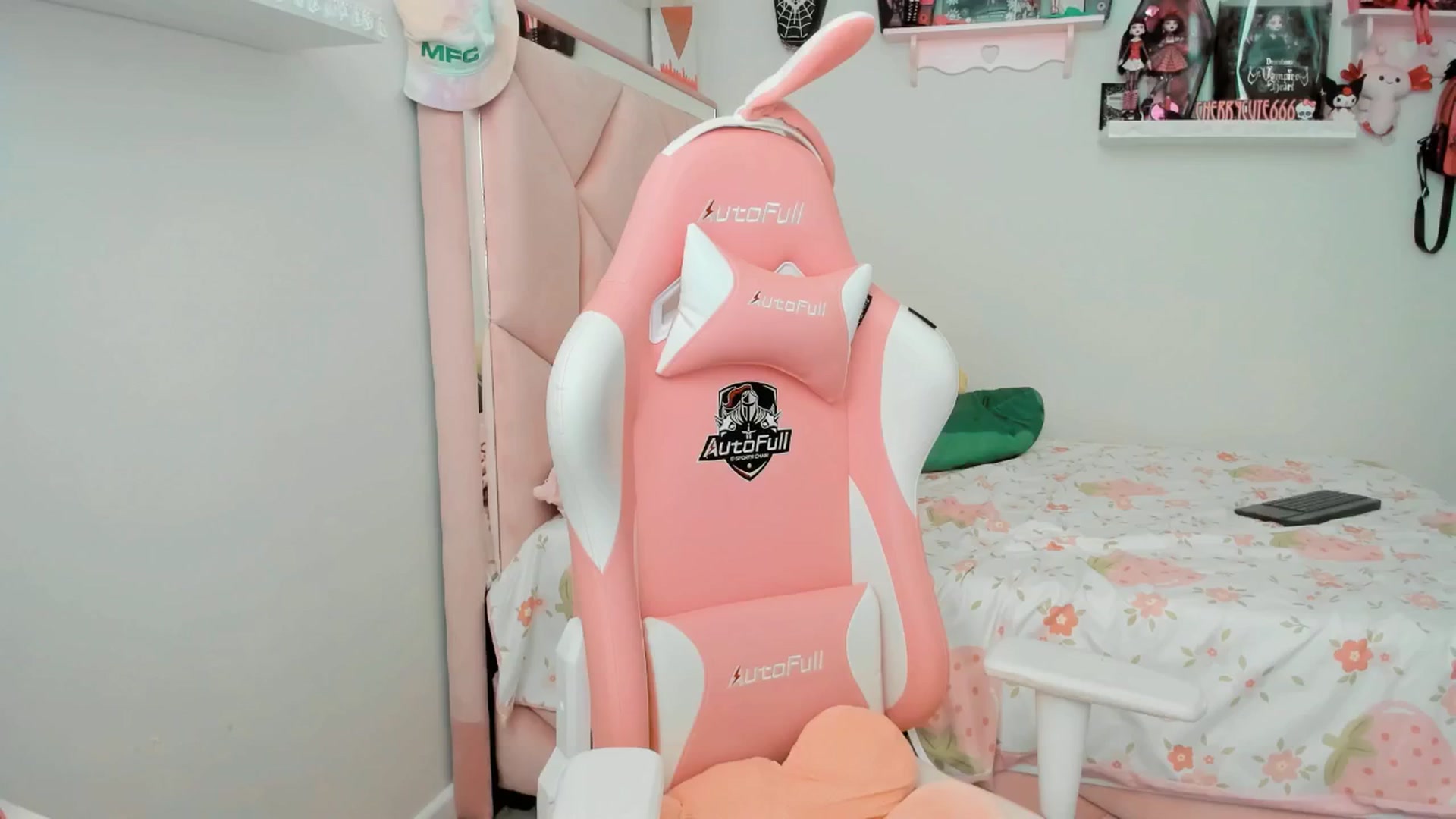 Gallery image thumbnail from Cherrycute666's myfreecams stream on, 04/15/2025, 22:59 image 20 of 20