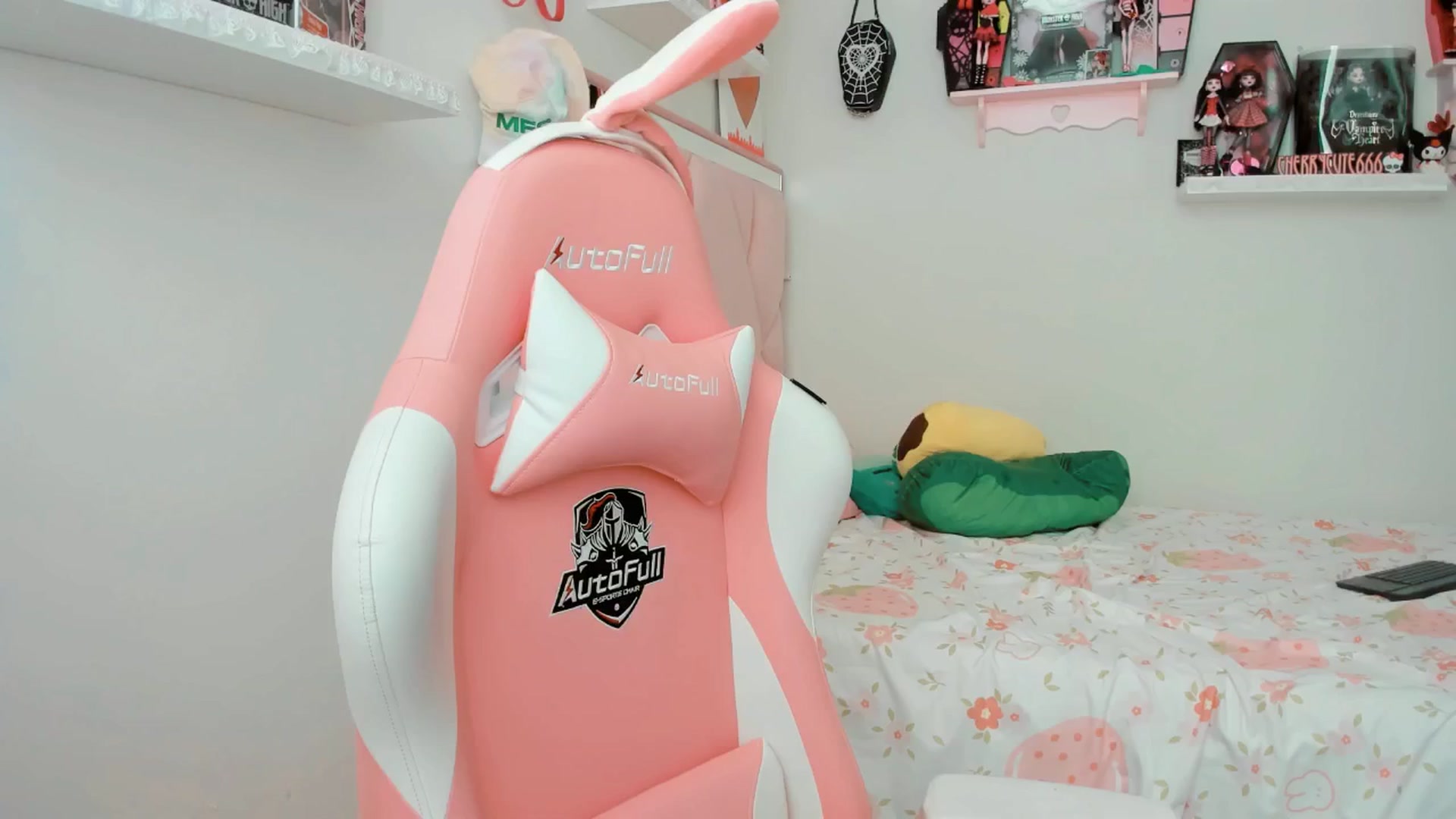 Gallery image thumbnail from Cherrycute666's myfreecams stream on, 04/15/2025, 22:59 image 7 of 20