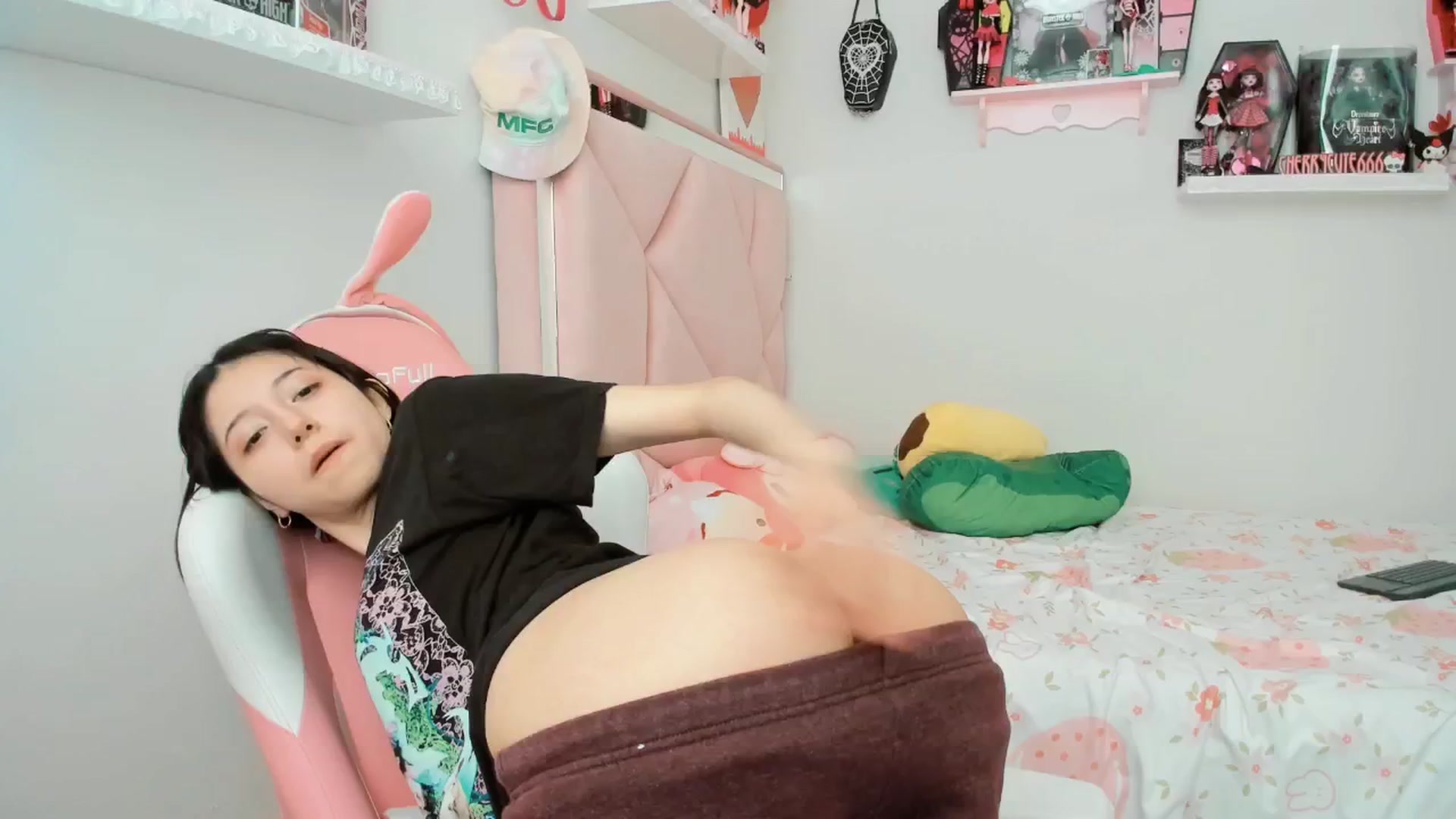 Gallery image thumbnail from Cherrycute666's myfreecams stream on, 04/15/2025, 22:59 image 5 of 20