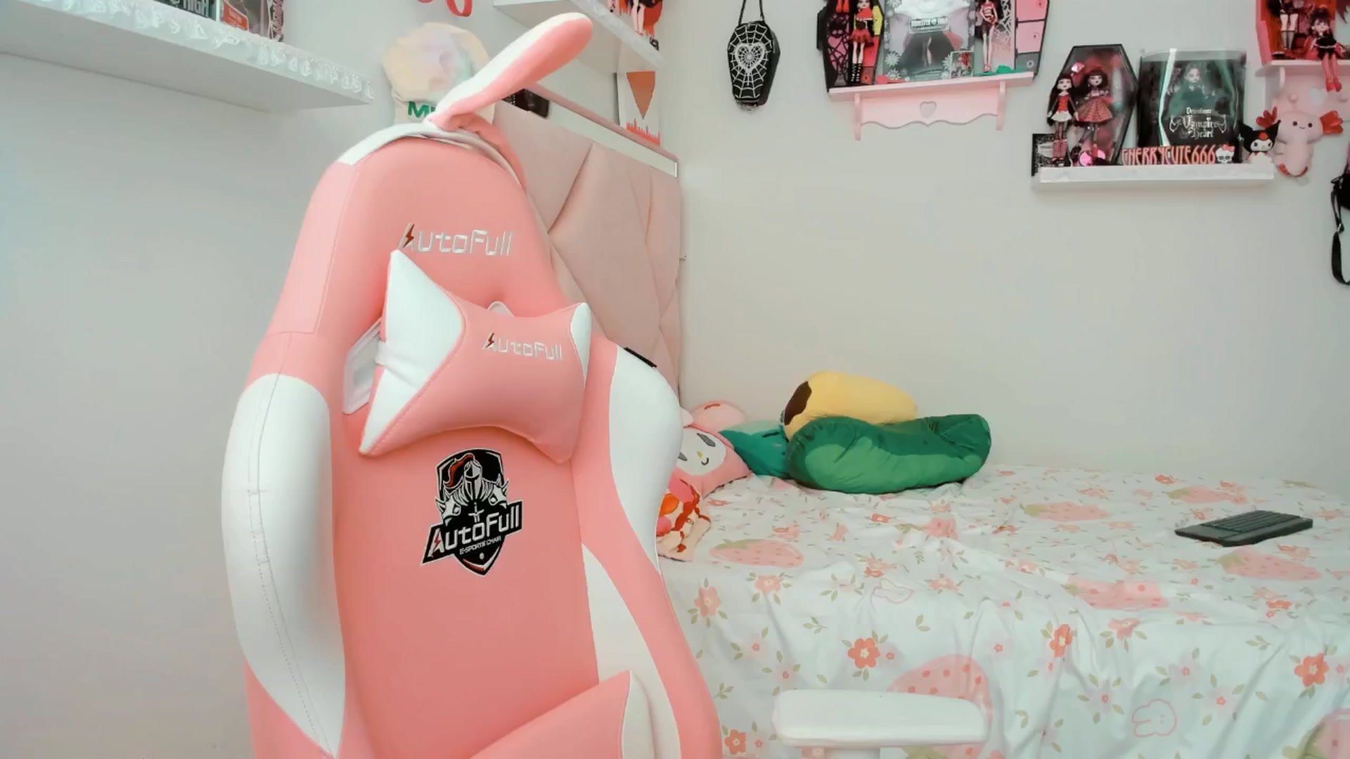 Gallery image thumbnail from Cherrycute666's myfreecams stream on, 04/15/2025, 22:59 image 3 of 20